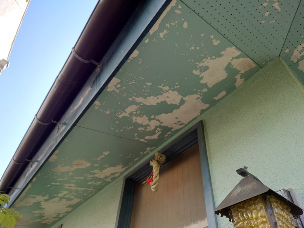 鎌倉市での軒天井、玄関ドアの部分塗装