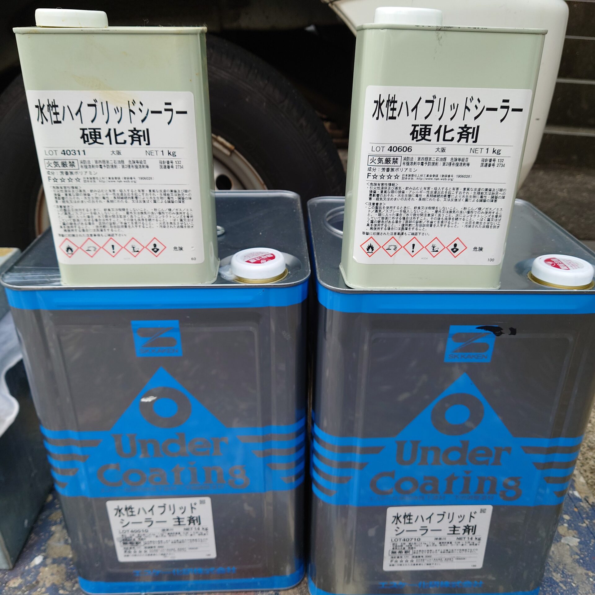 本日は外壁の下塗り。難付着用シーラーを、惜しみなくタップリと。
