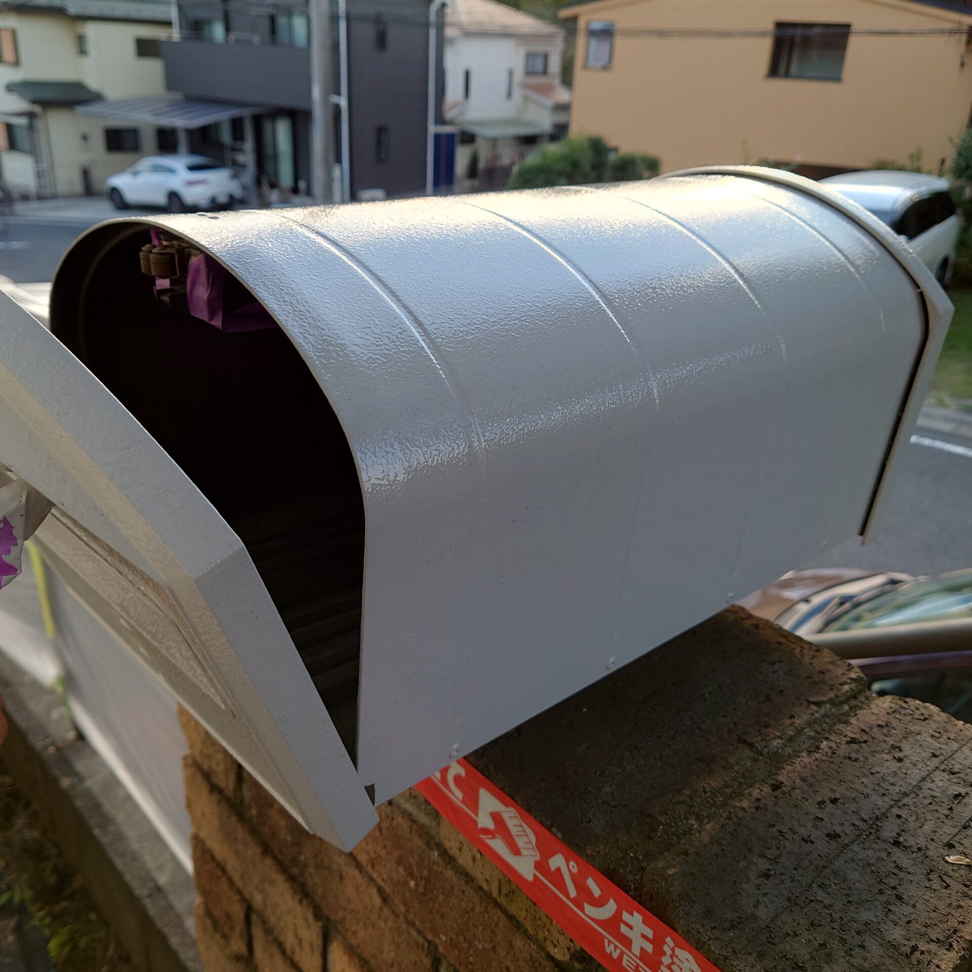 藤沢市のS様邸もいよいよ大詰めです。雨戸やサービスのポストのサビ止めを行いました。