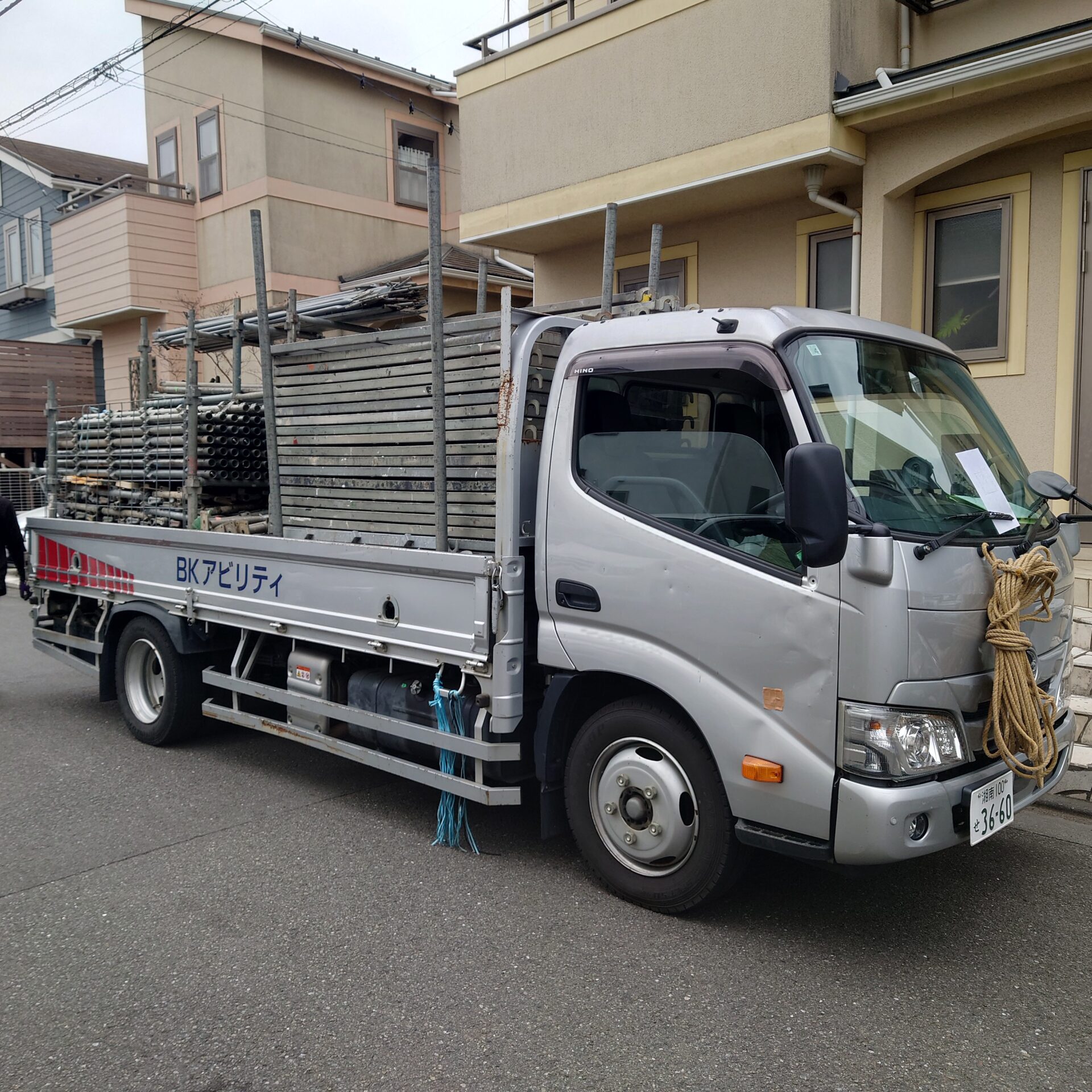 藤沢市太平台にてK様邸の外壁塗装工事が始まりました。