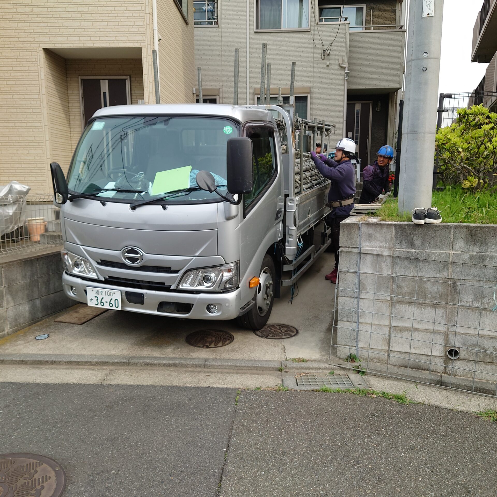 藤沢市菖蒲沢のK様邸の外壁塗装工事が着工。まずは足場屋さんに足場をかけていただきます。