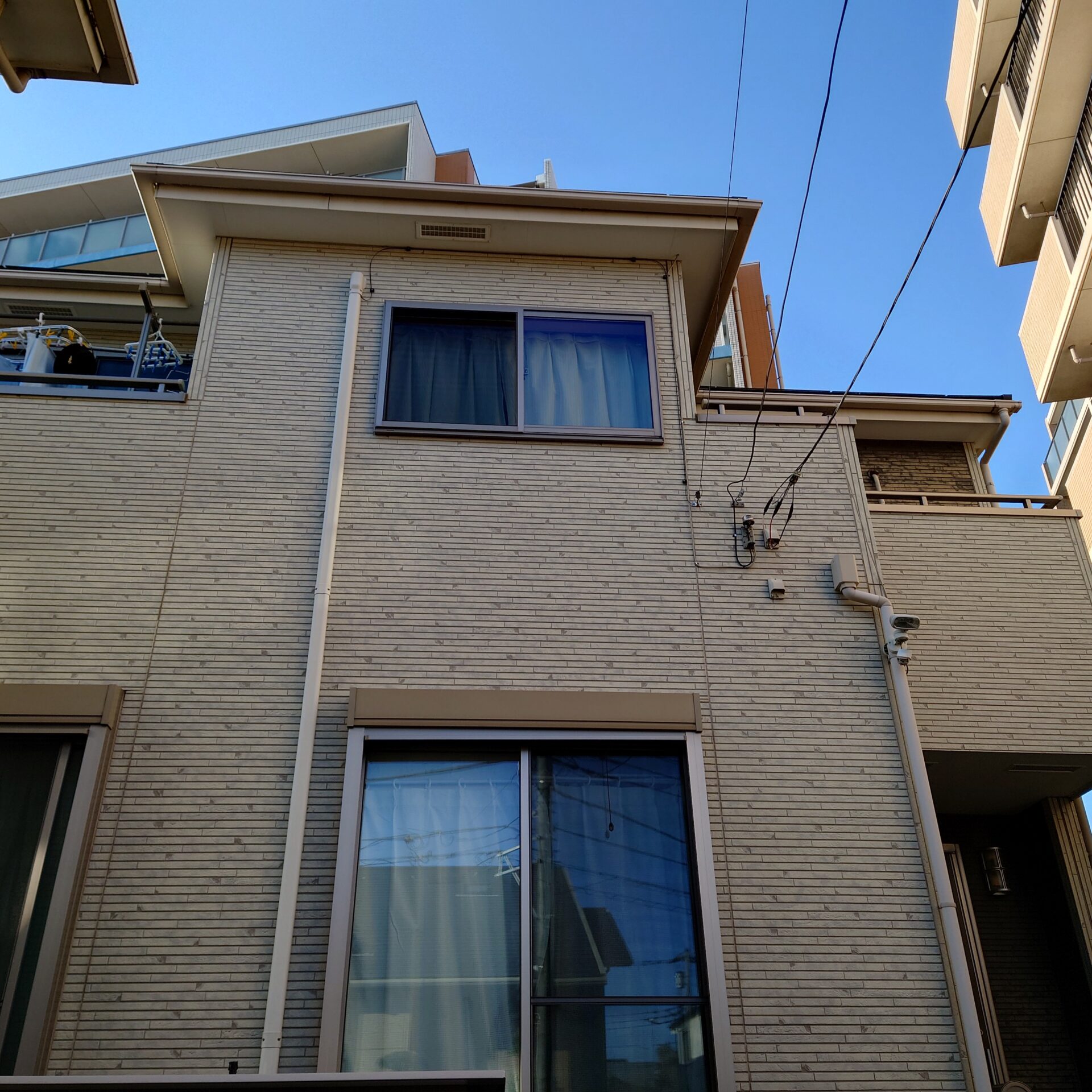 藤沢市菖蒲沢K様邸。外壁塗装、シーリング打ち替え工事。外壁、付帯部シリコン塗料にて施工致しました。