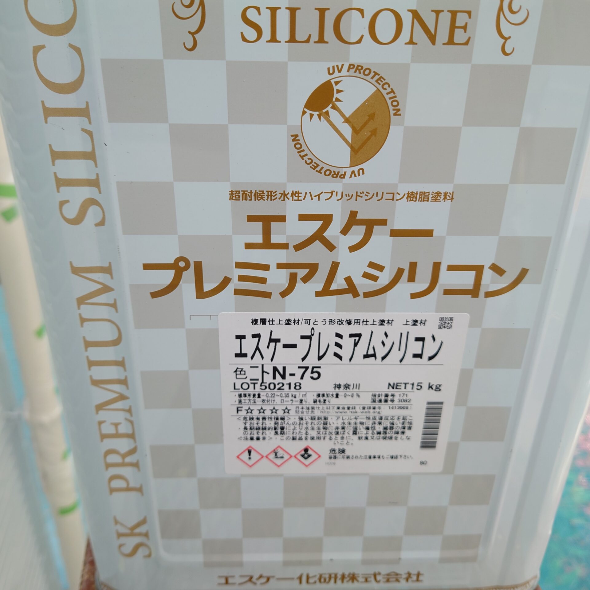 藤沢市菖蒲沢にて外壁の上塗り２回目。水性プレミアムシリコン艶有りにて施工中です。
