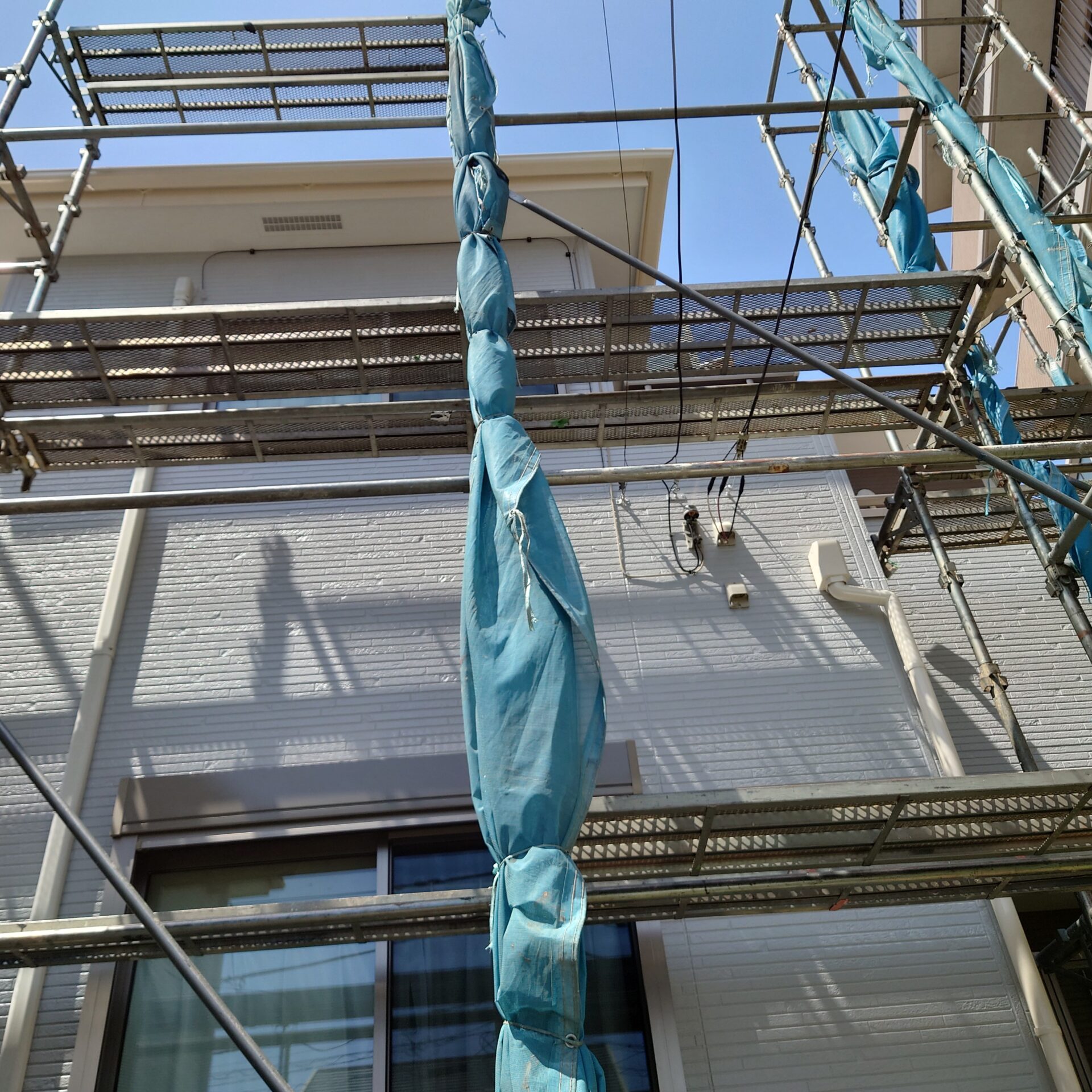 藤沢市菖蒲沢のK様邸の外壁塗装工事が足場解体を残しまして本日完了致しました。水性プレミアムシリコンとクリーンマイルドシリコン仕上げ。