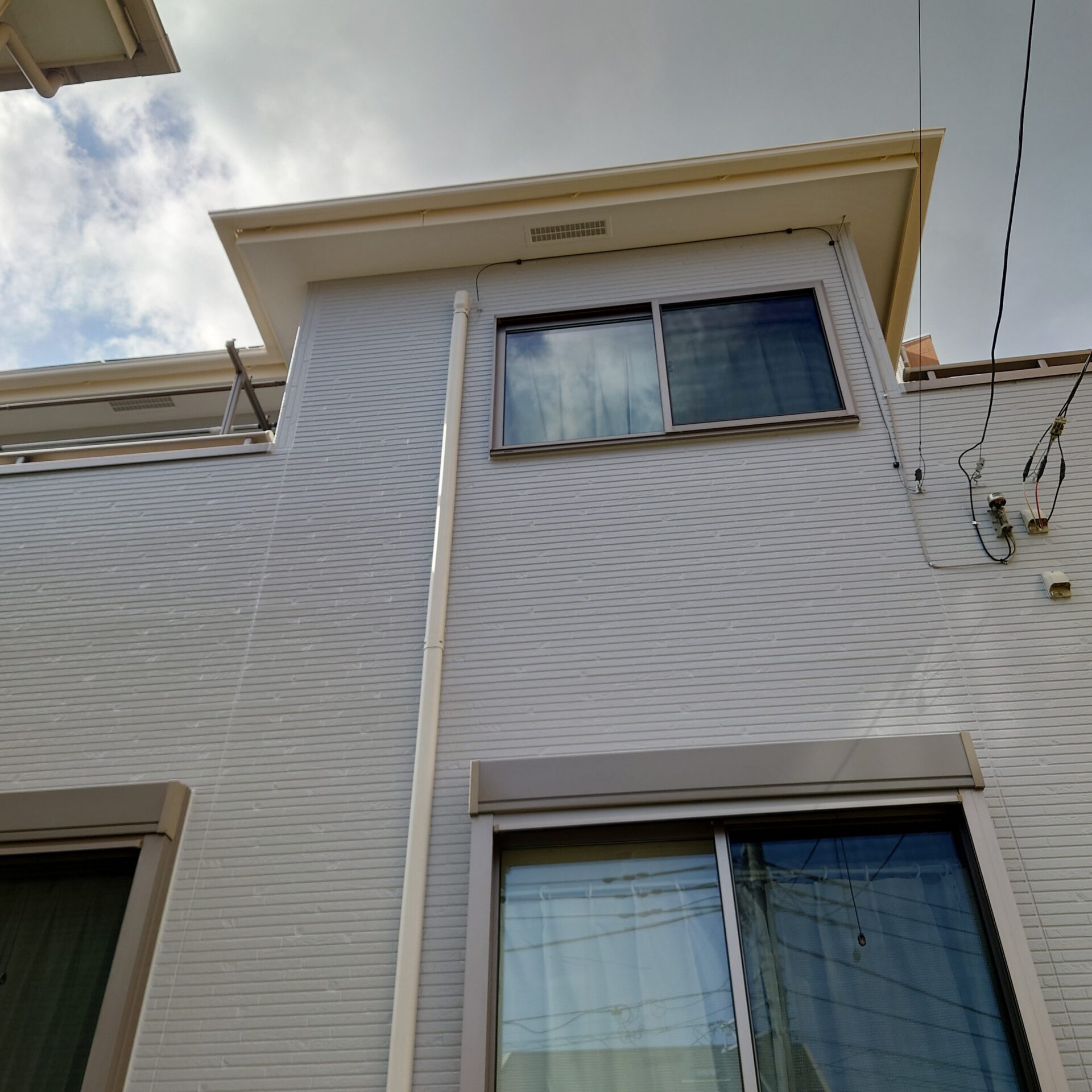 藤沢市菖蒲沢K様邸。外壁塗装、シーリング打ち替え工事。外壁、付帯部シリコン塗料にて施工致しました。