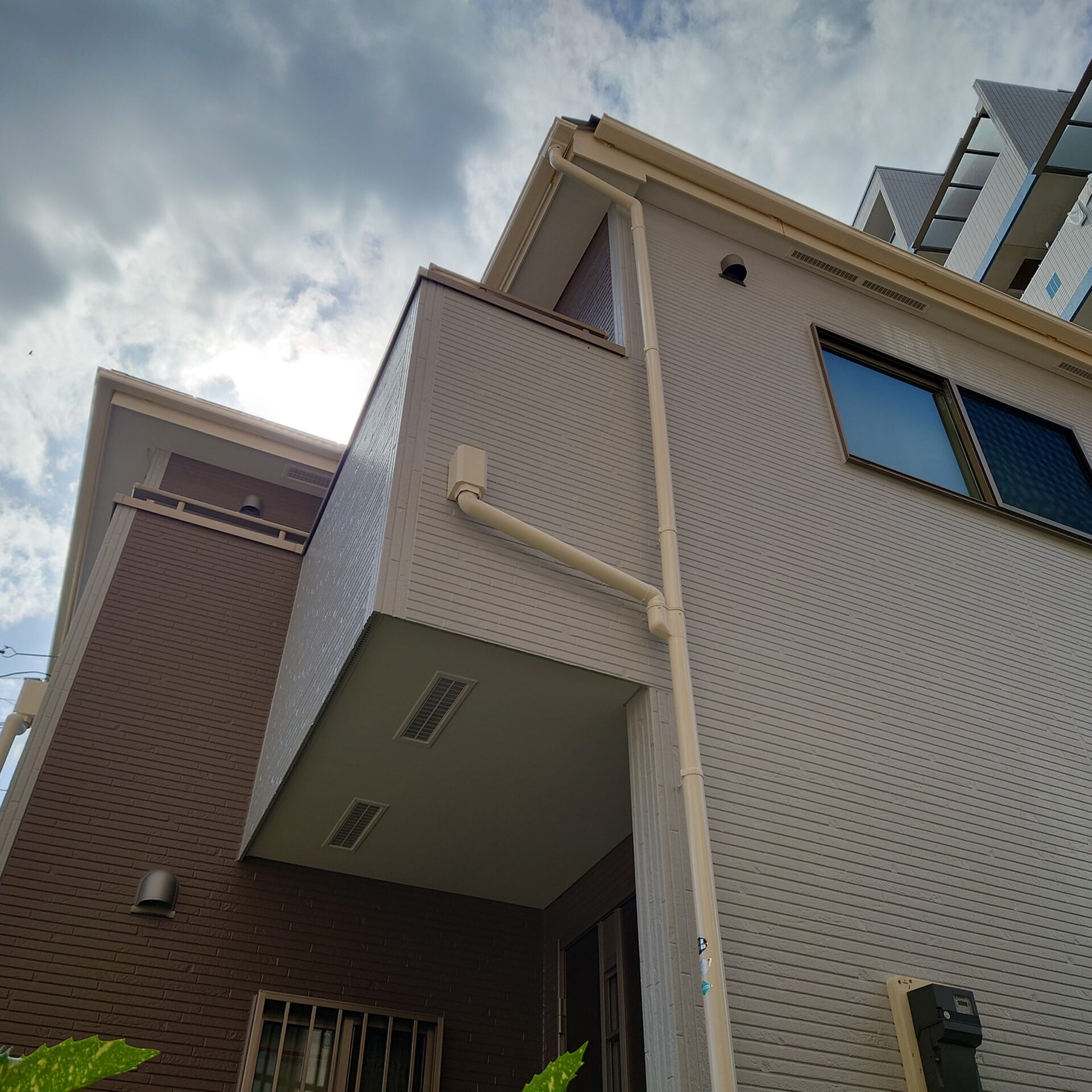 藤沢市菖蒲沢K様邸。外壁塗装、シーリング打ち替え工事。外壁、付帯部シリコン塗料にて施工致しました。