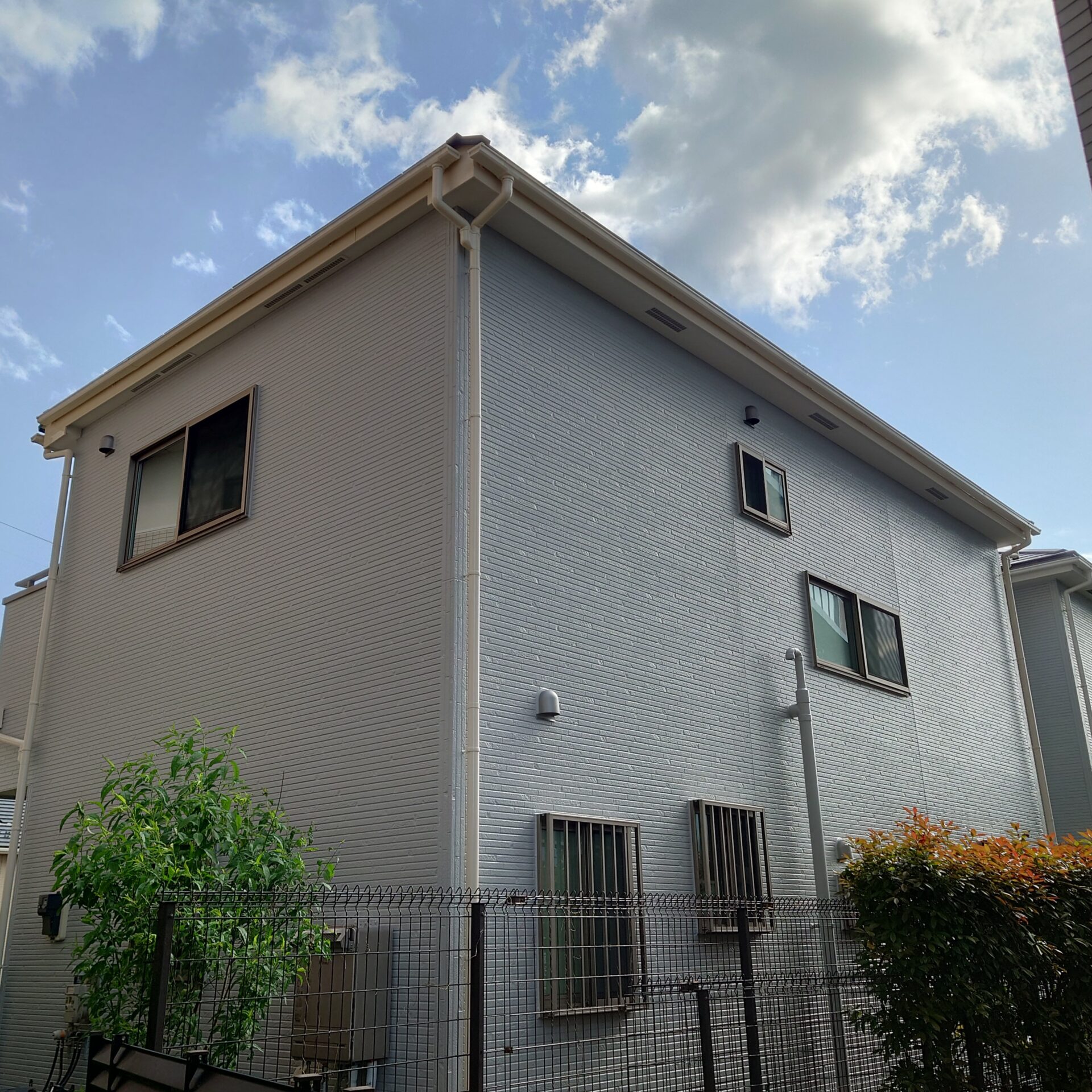 藤沢市菖蒲沢K様邸。外壁塗装、シーリング打ち替え工事。外壁、付帯部シリコン塗料にて施工致しました。