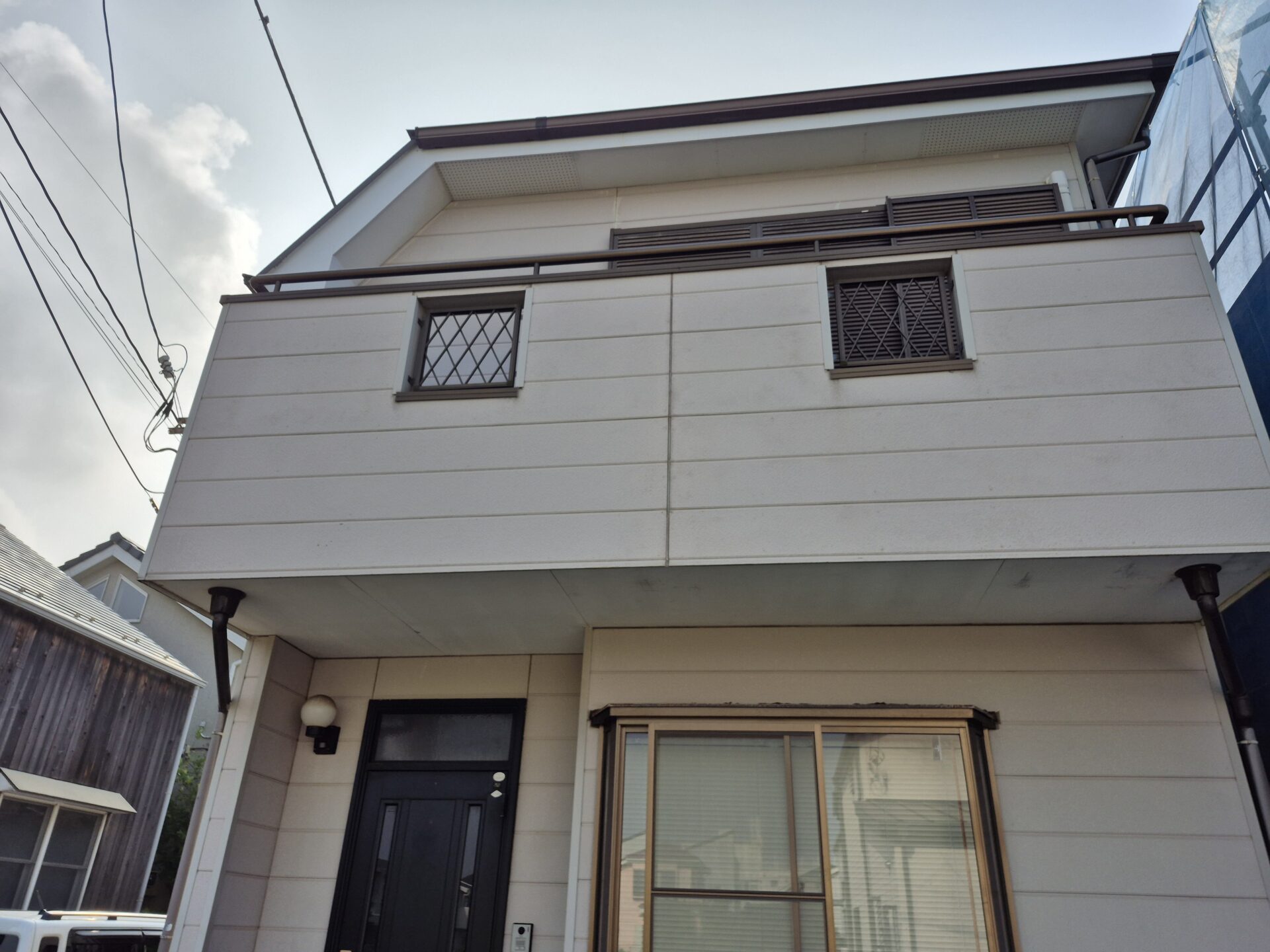 藤沢市鵠沼海岸。直張りサイディングボードの外壁塗装工事。
