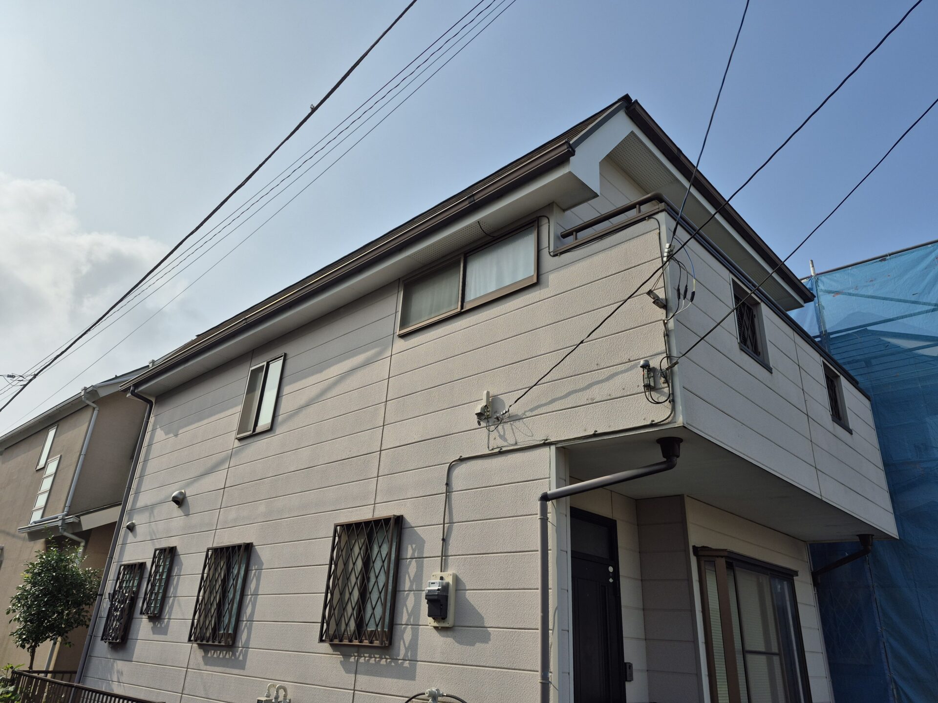 藤沢市鵠沼海岸。直張りサイディングボードの外壁塗装工事。