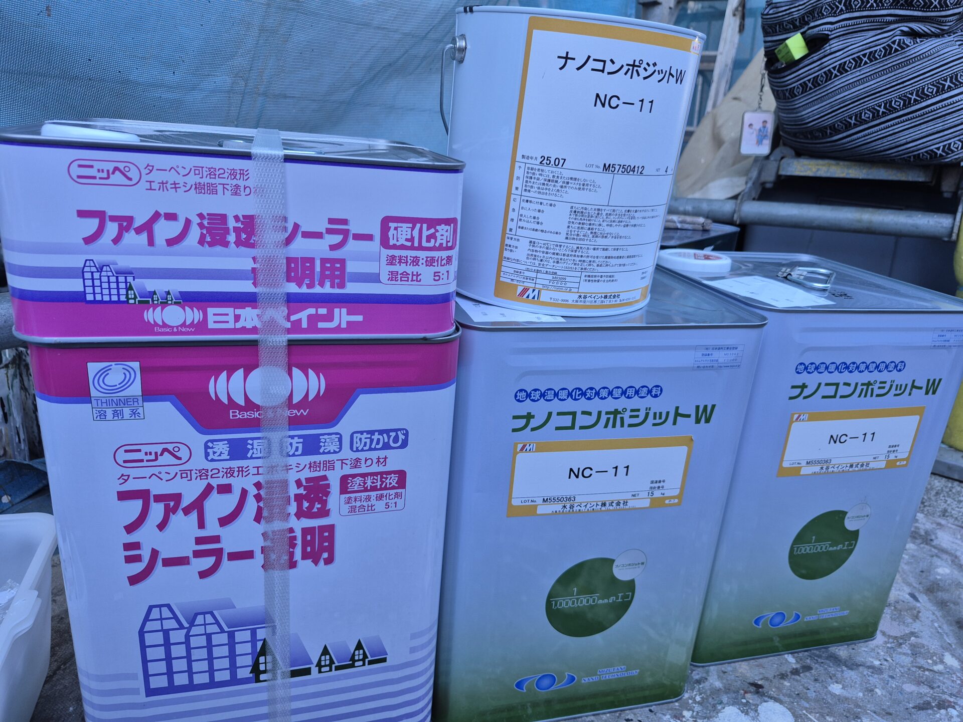 下塗りの選別は建物、造り、お施主様とのお打ち合わせによって使い分けます。経験値から最良をご提案致します。今回の下塗り材はニッペの浸透シーラーを使用します。