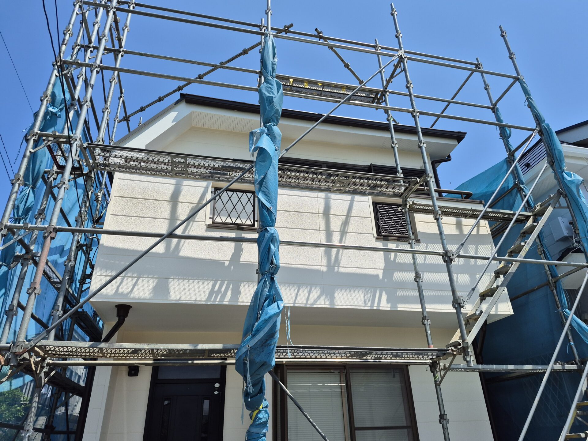 藤沢市鵠沼海岸のO様邸の塗装工事は土曜日の足場解体を残して本日無事に防水工事まで完了致しました。