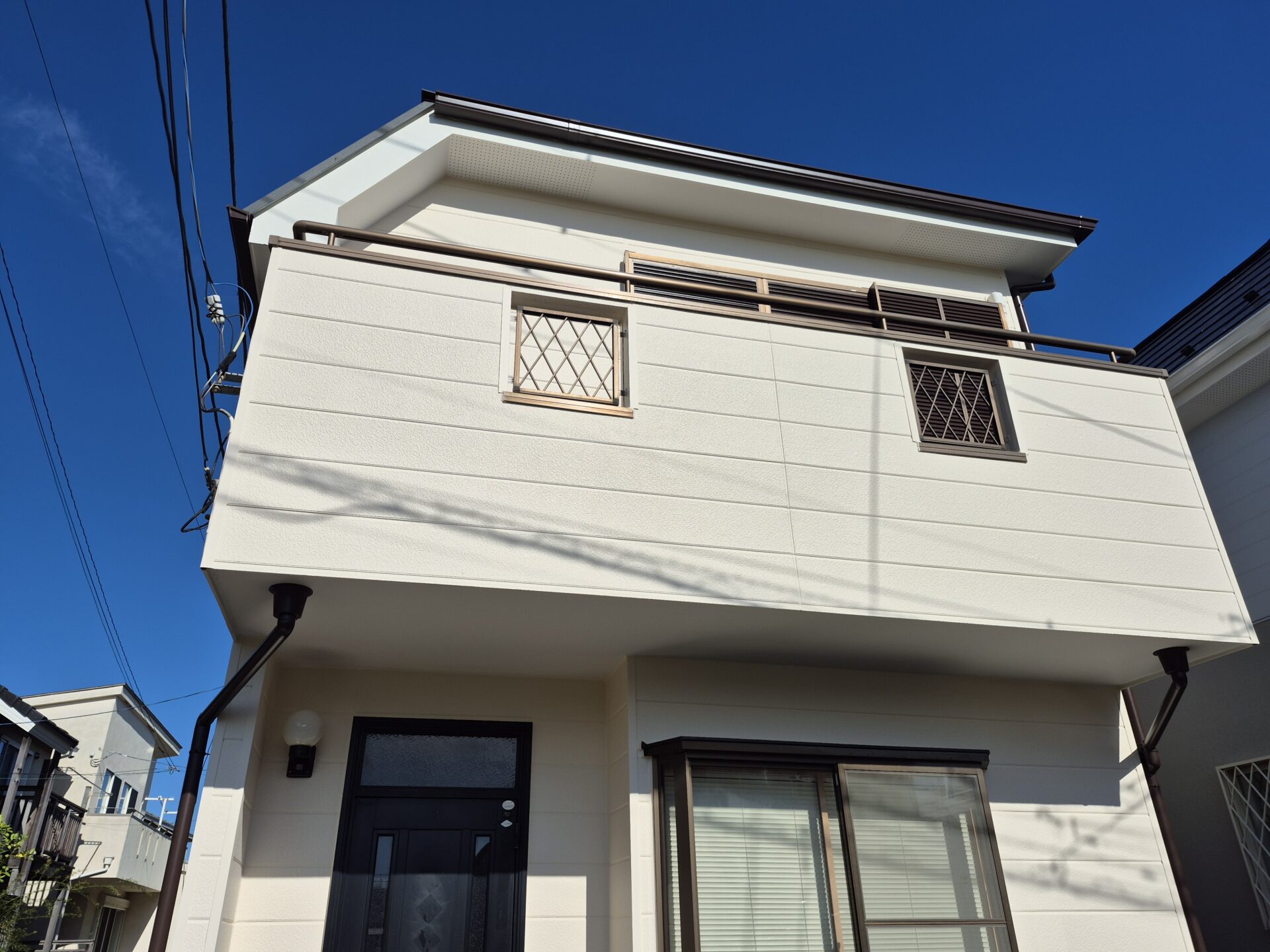 藤沢市鵠沼海岸。直張りサイディングボードの外壁塗装工事。