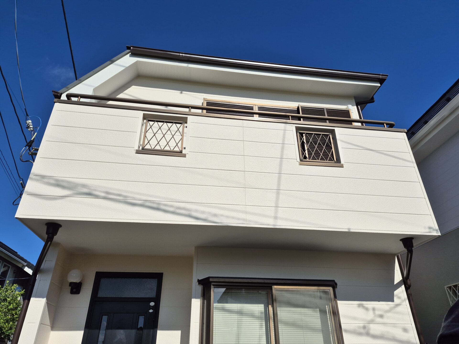 藤沢市鵠沼海岸。直張りサイディングボードの外壁塗装工事。