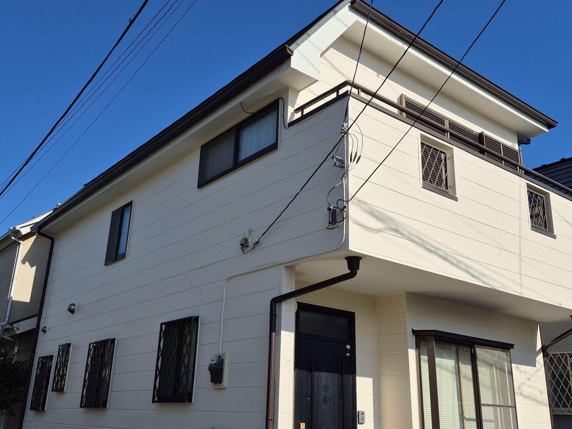藤沢市鵠沼海岸。直張りサイディングボードの外壁塗装工事。