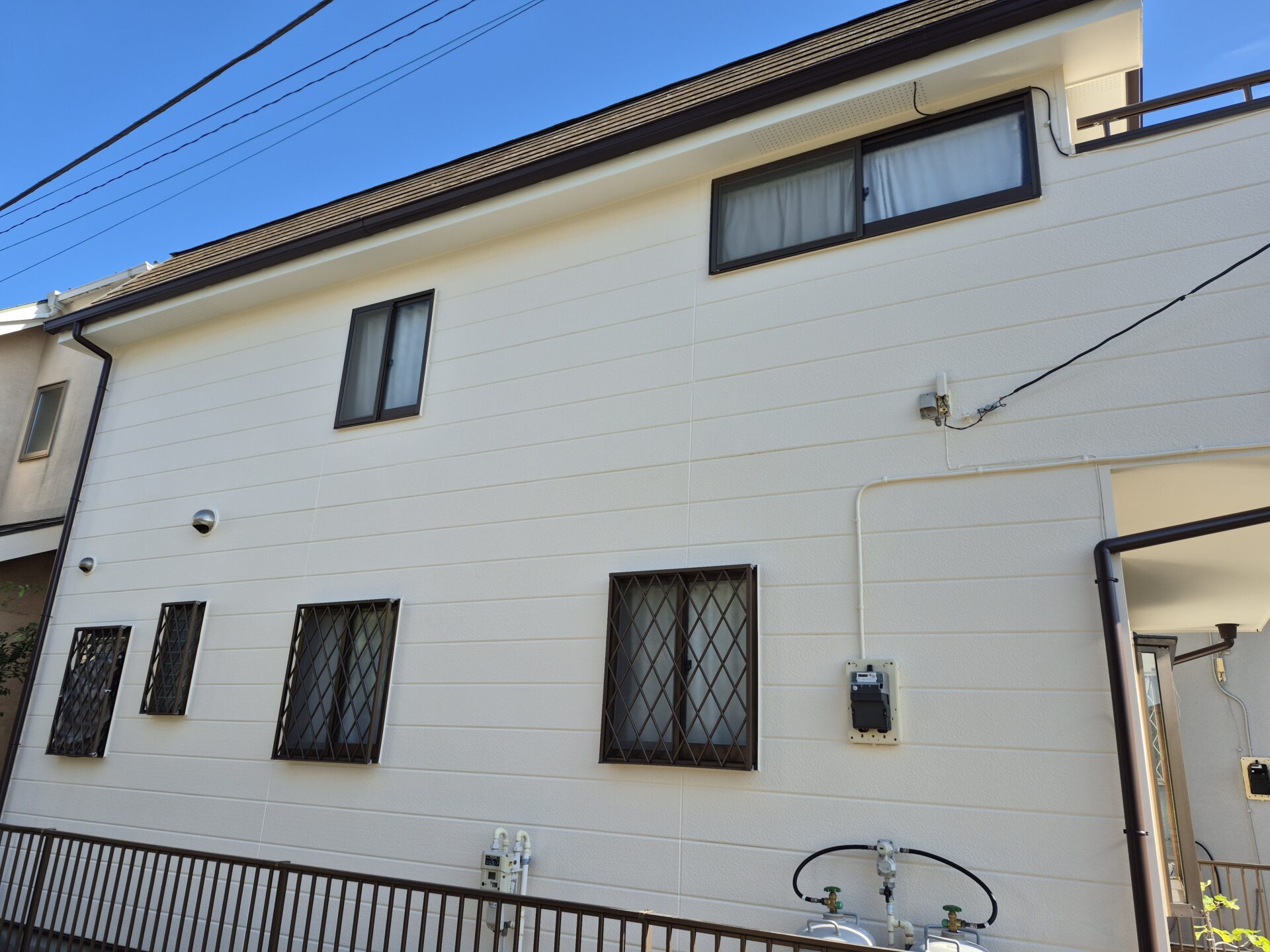 藤沢市鵠沼海岸。直張りサイディングボードの外壁塗装工事。