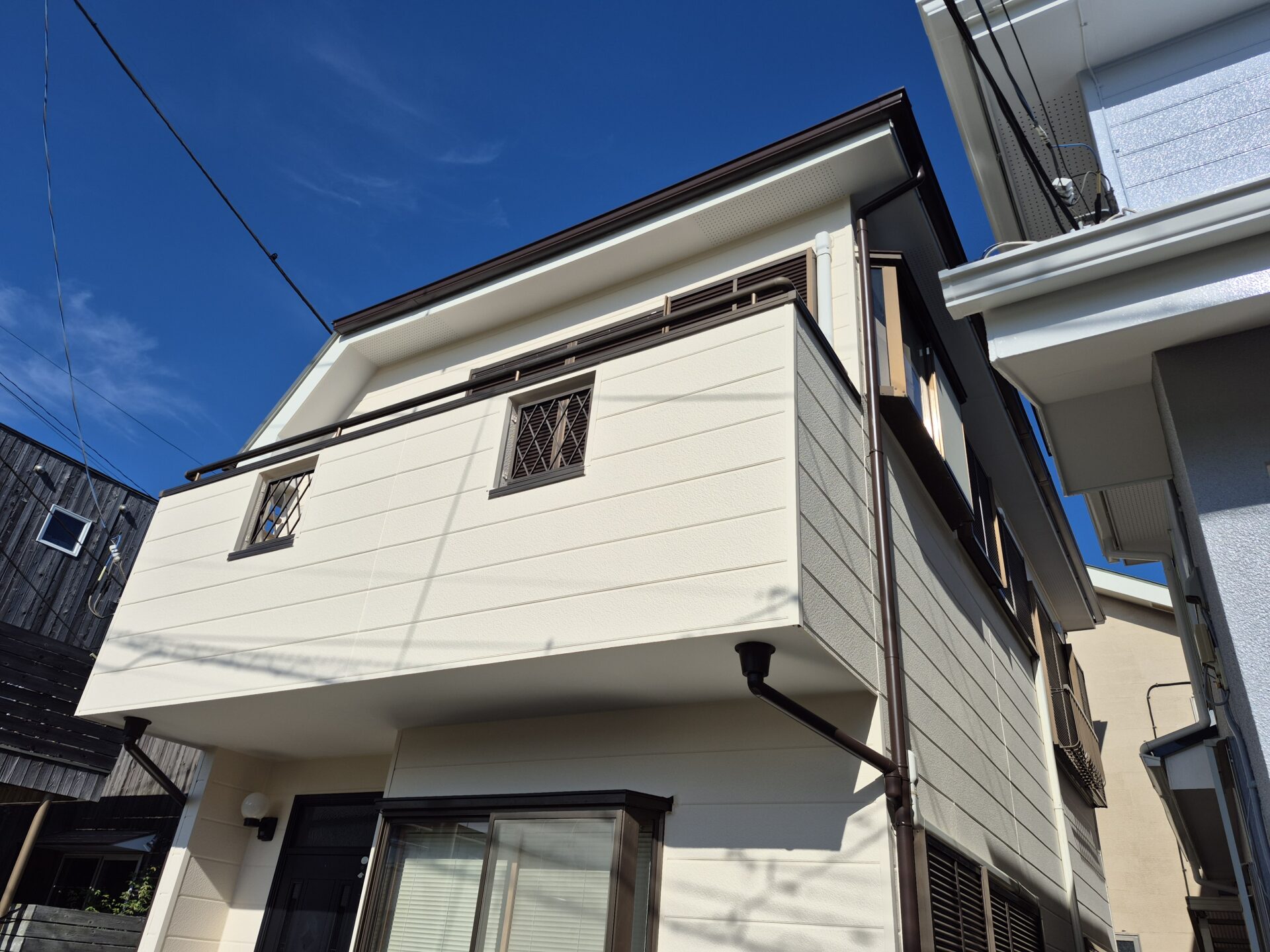 藤沢市鵠沼海岸。直張りサイディングボードの外壁塗装工事。