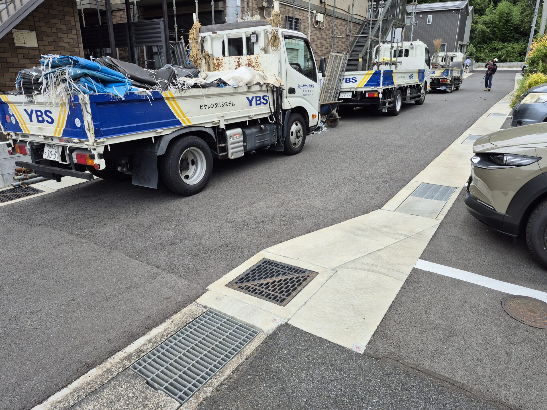 アパート塗装工事の着工。足場屋さんトラック３台、５人体制でかけていただいてます。