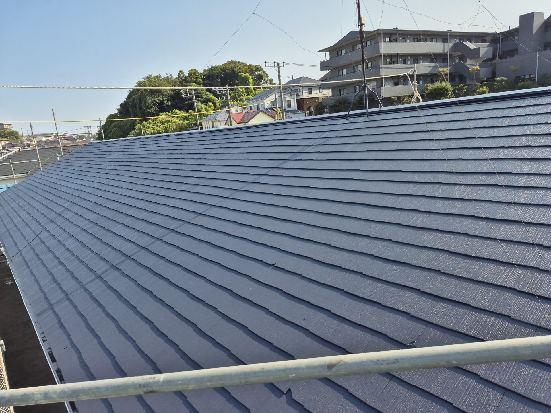築４０年オーバーのアパート屋根塗装。なぜか屋根に上がる日は猛烈に暑い😱☀️