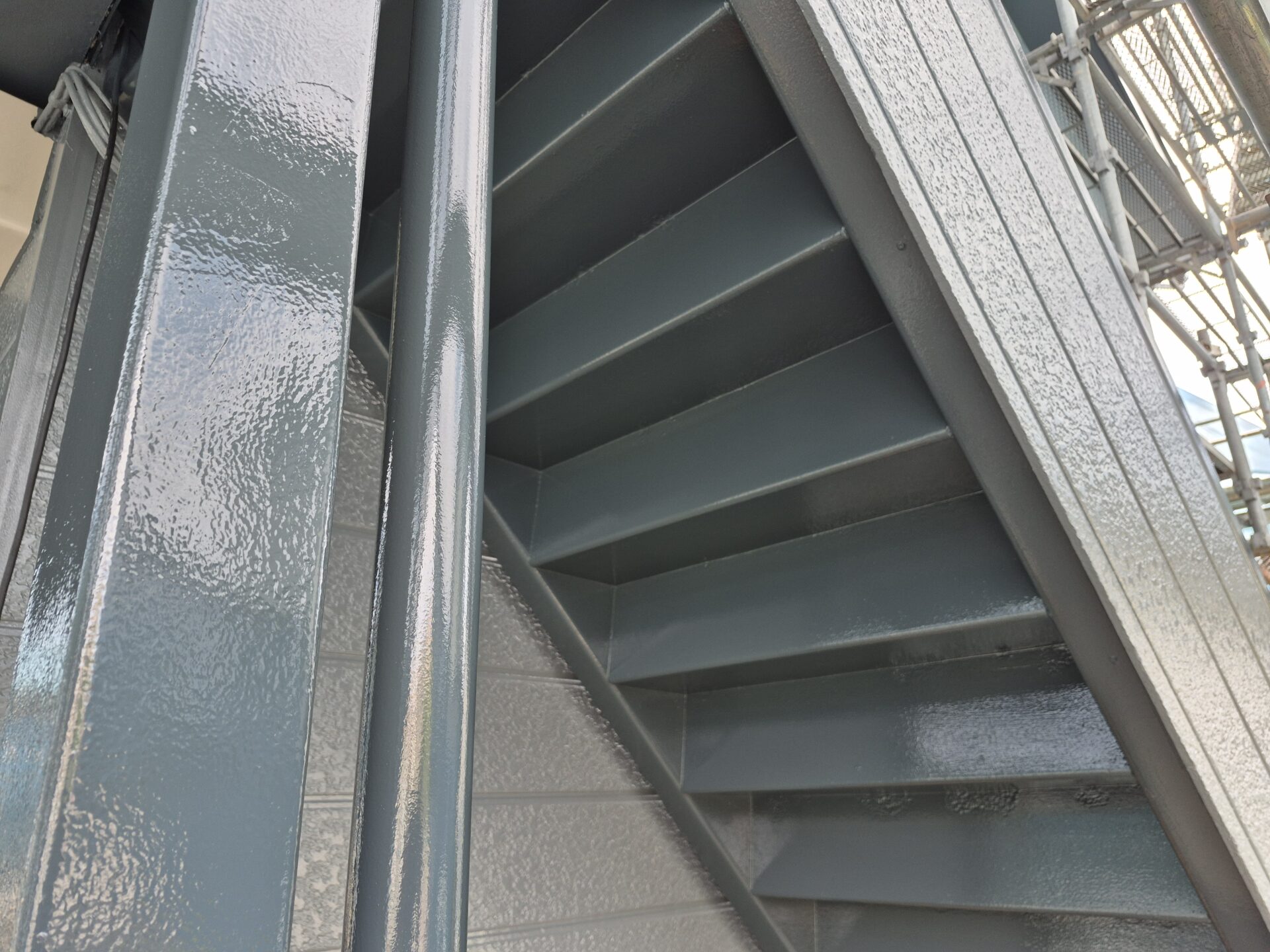 藤沢市のアパート。屋根外壁塗装工事も元請け様の検査を残しまして本日無事に完了です。