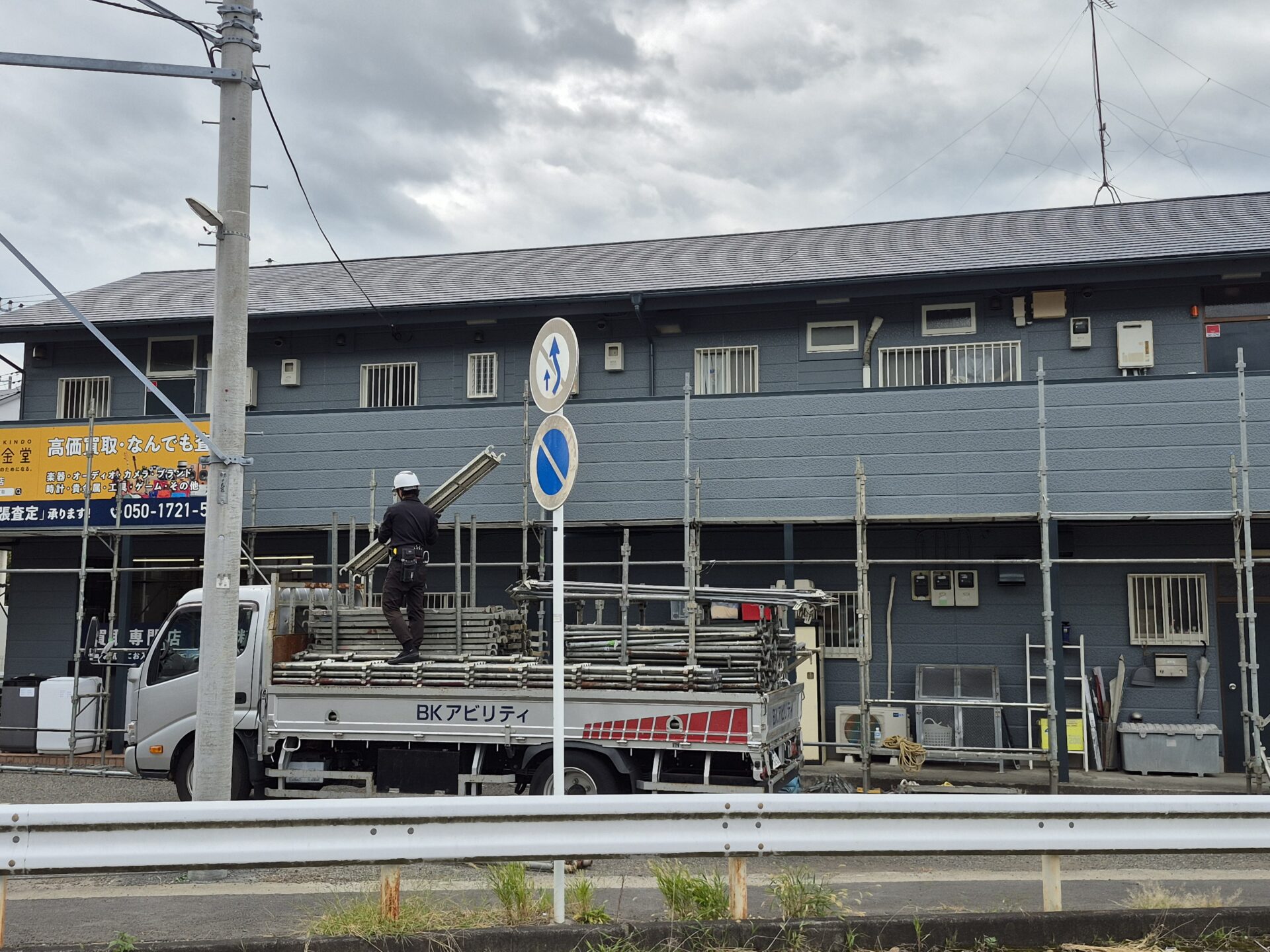 藤沢市六会のアパート外壁塗装工事も本日足場解体を無事に終えまして、お引き渡しとなります。