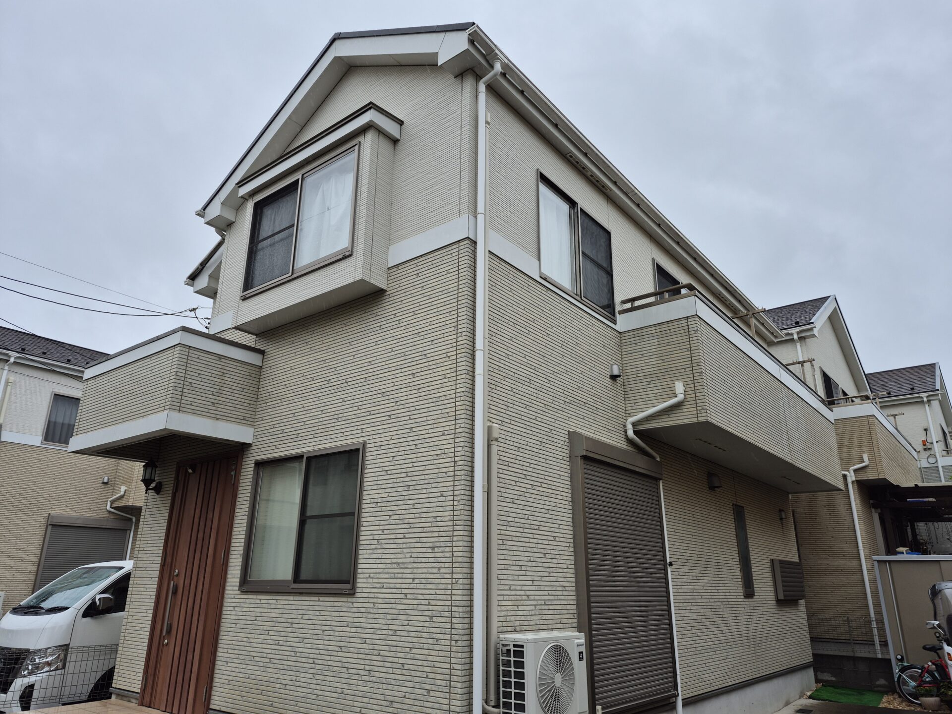 藤沢市遠藤のK様邸。ナノコンポジットWと付帯部には無機系塗料にて仕上げました。