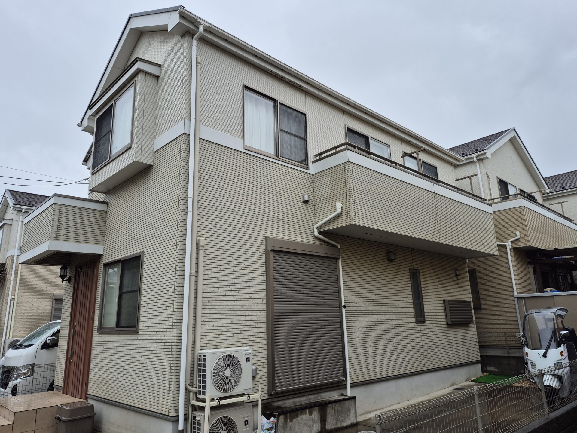 藤沢市遠藤のK様邸。ナノコンポジットWと付帯部には無機系塗料にて仕上げました。