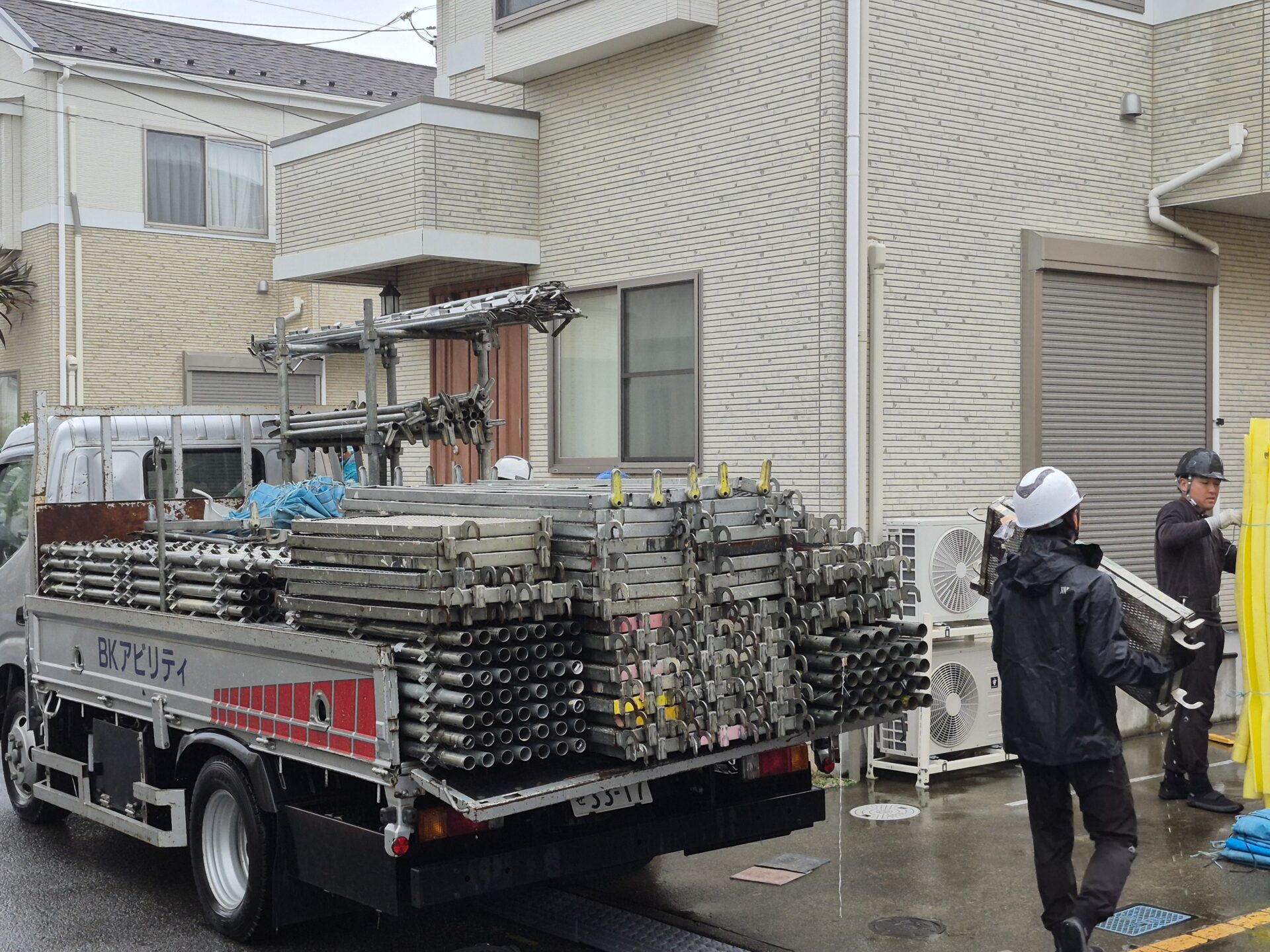 藤沢市遠藤のK様邸の外壁塗装工事着工致しました。