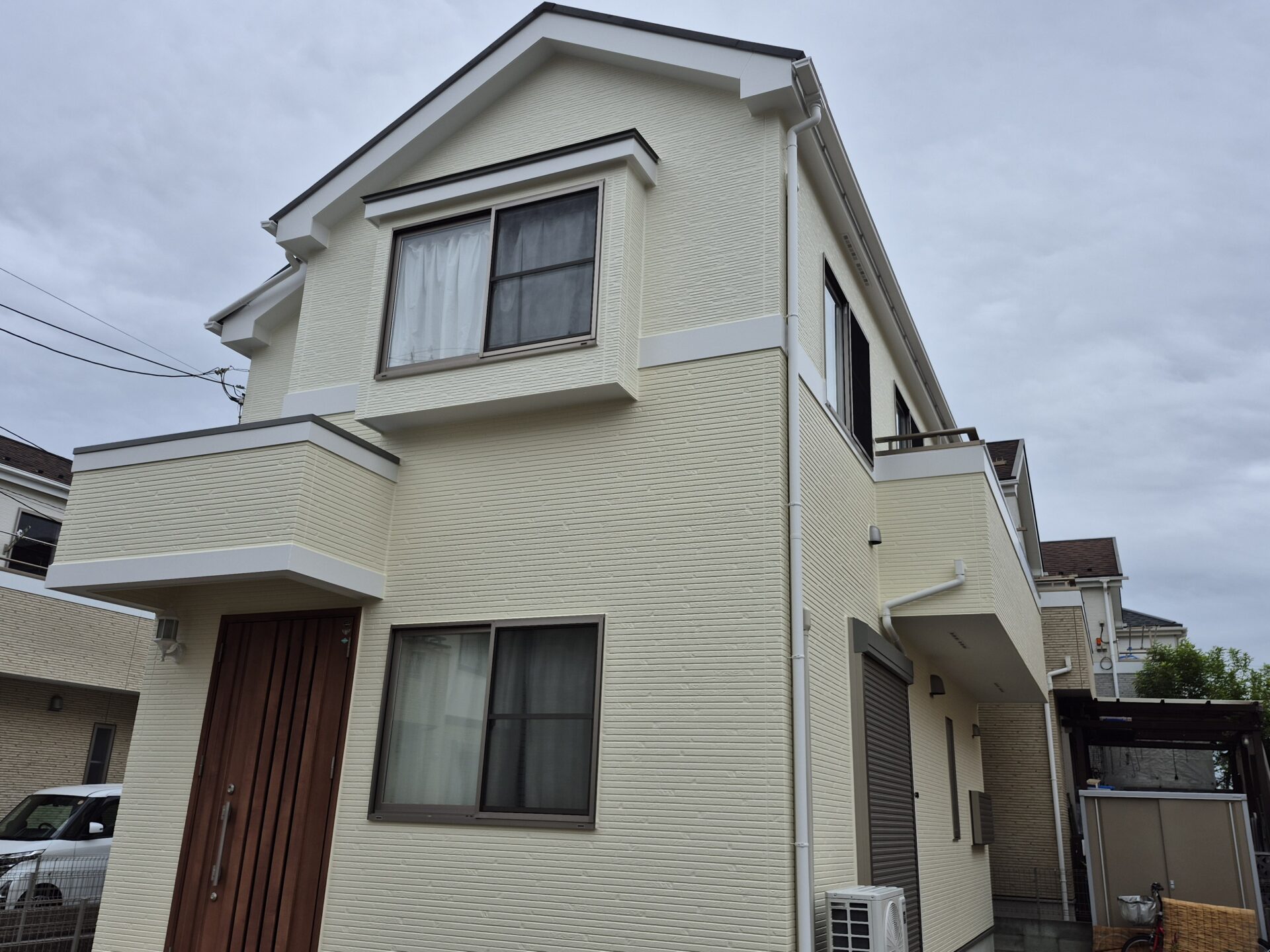 藤沢市遠藤のK様邸。ナノコンポジットWと付帯部には無機系塗料にて仕上げました。