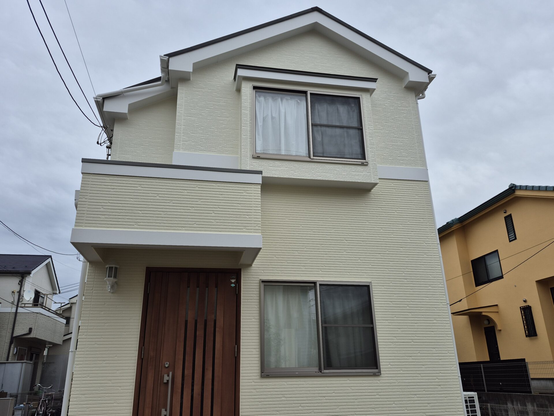 藤沢市遠藤のK様邸。ナノコンポジットWと付帯部には無機系塗料にて仕上げました。