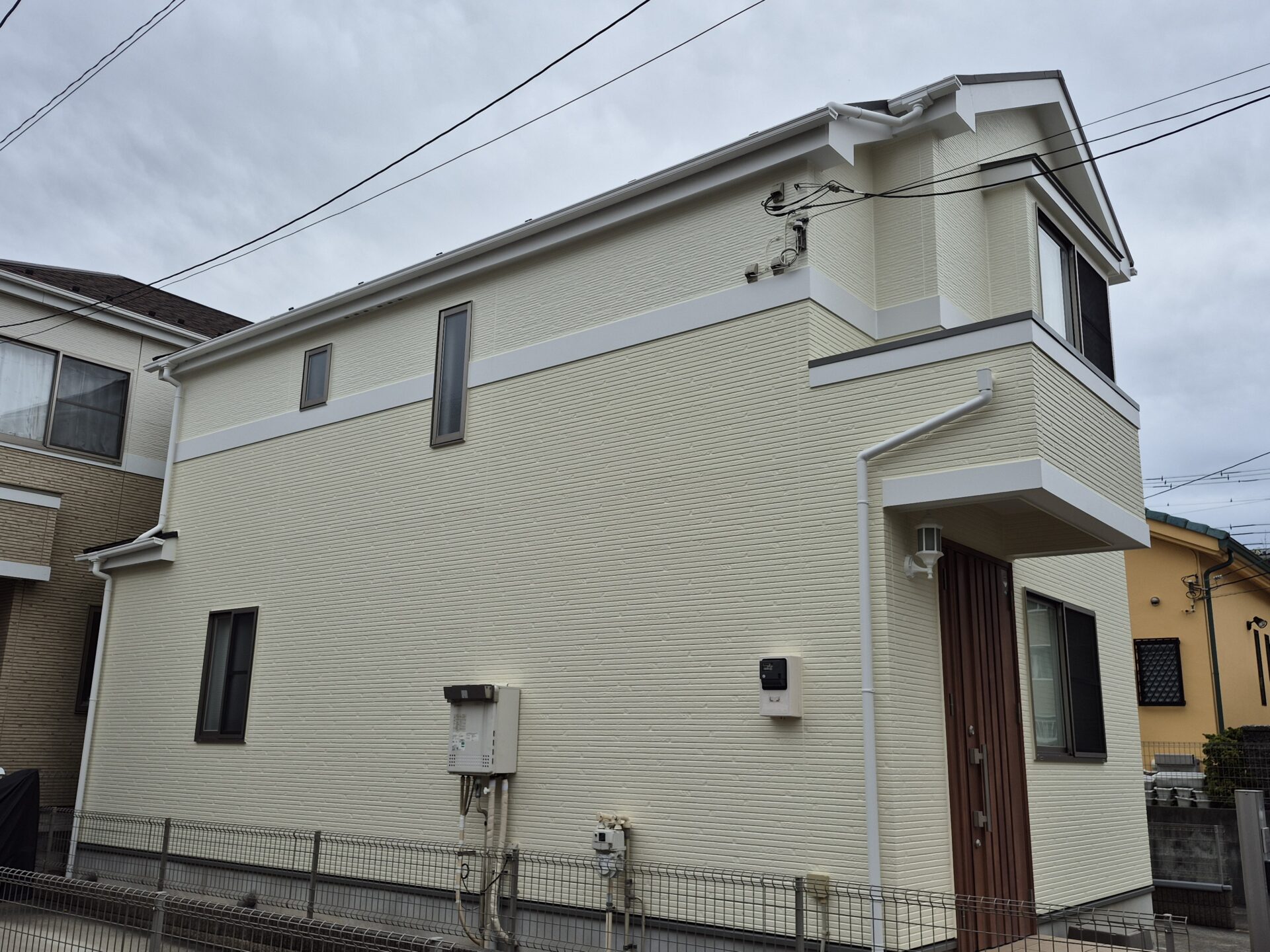 藤沢市遠藤のK様邸。ナノコンポジットWと付帯部には無機系塗料にて仕上げました。