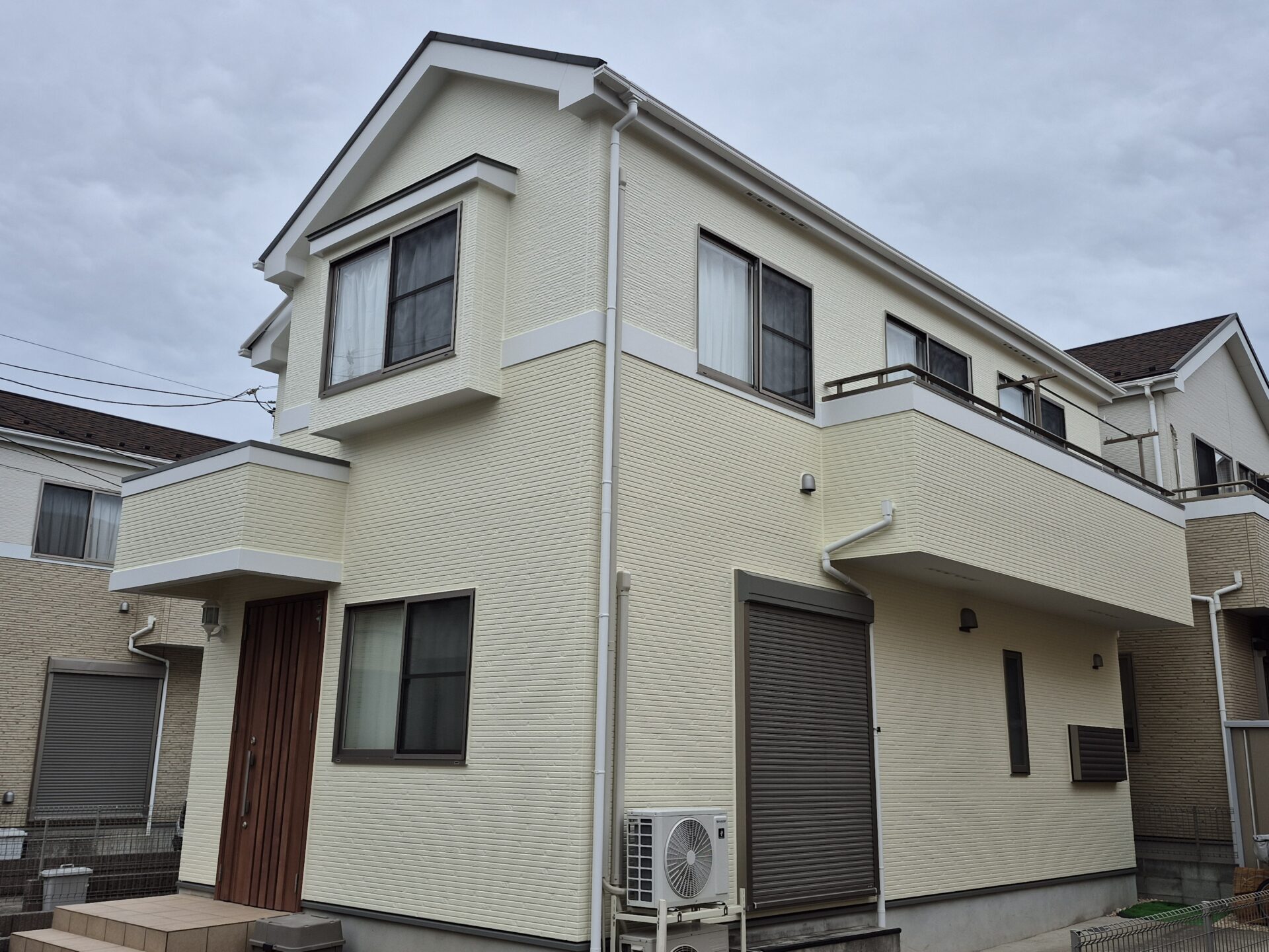 藤沢市遠藤のK様邸。ナノコンポジットWと付帯部には無機系塗料にて仕上げました。