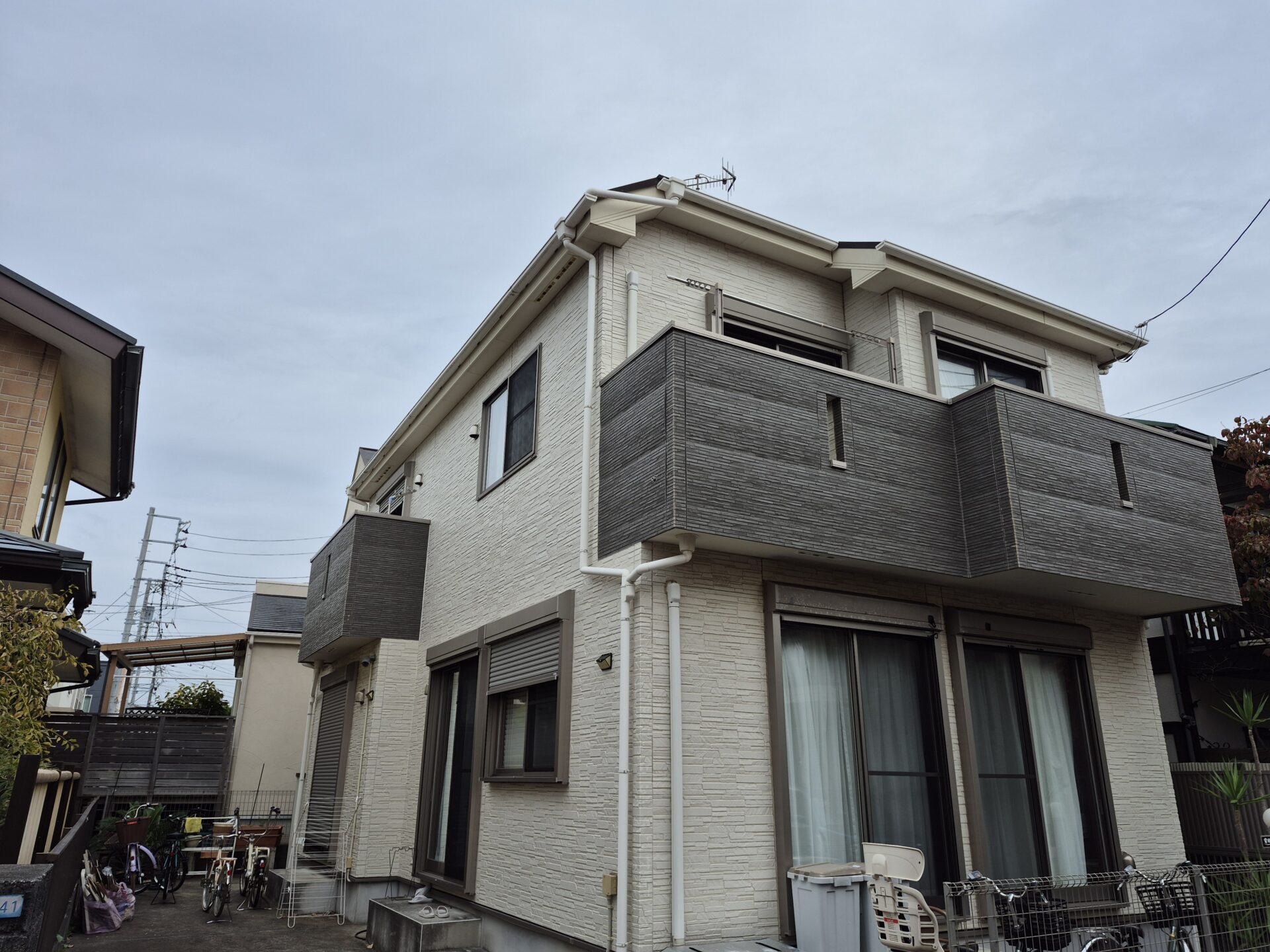 藤沢市辻堂新町Y様邸。ナノコンポジットWにて外壁塗装しましてバルコニー外壁は張り替えで新築さながらの仕上がりになりました。