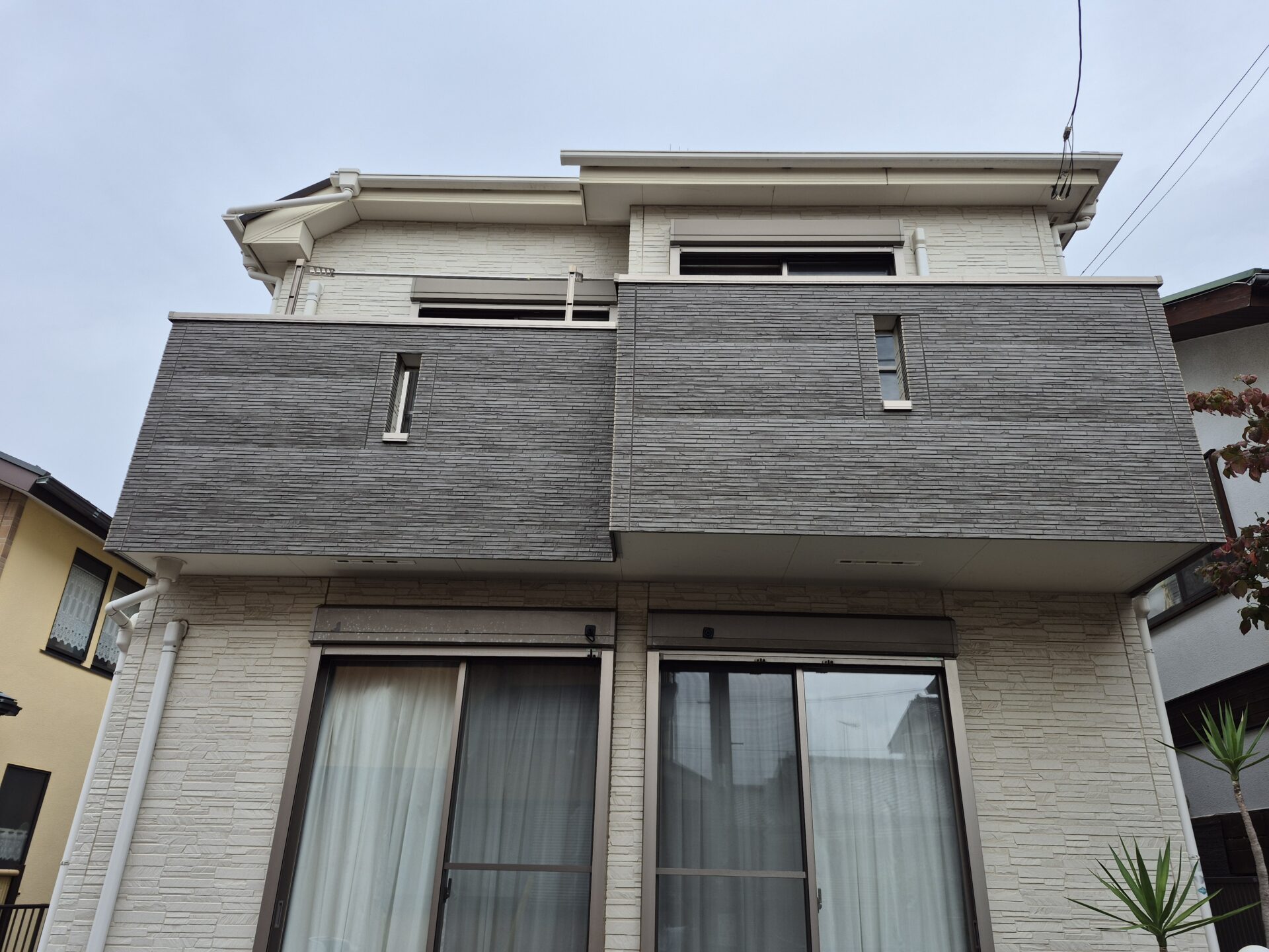 藤沢市辻堂新町Y様邸。ナノコンポジットWにて外壁塗装しましてバルコニー外壁は張り替えで新築さながらの仕上がりになりました。