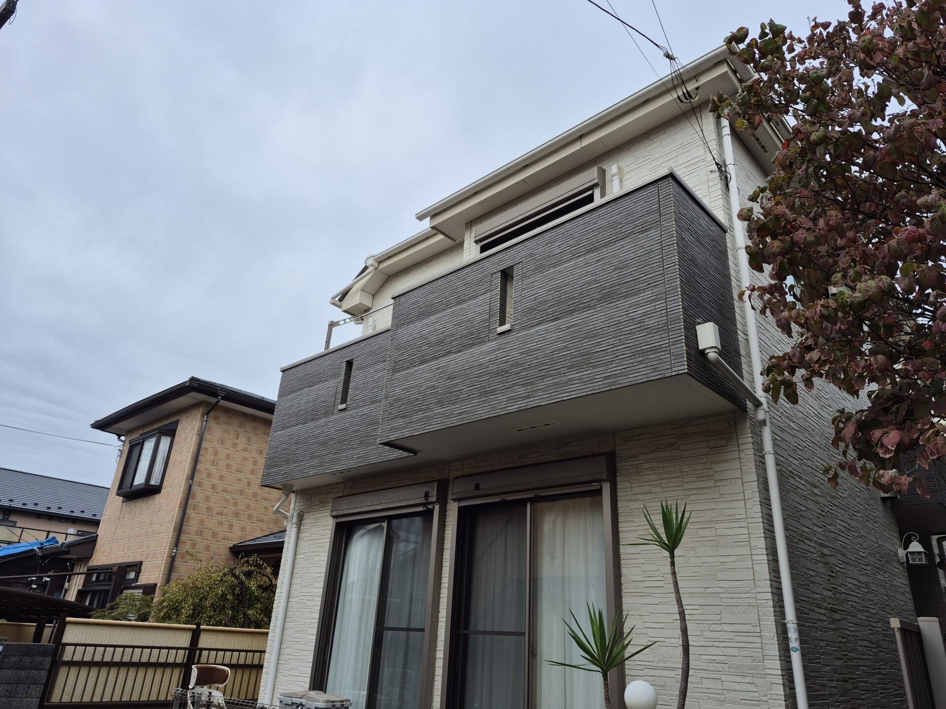 藤沢市辻堂新町Y様邸。ナノコンポジットWにて外壁塗装しましてバルコニー外壁は張り替えで新築さながらの仕上がりになりました。