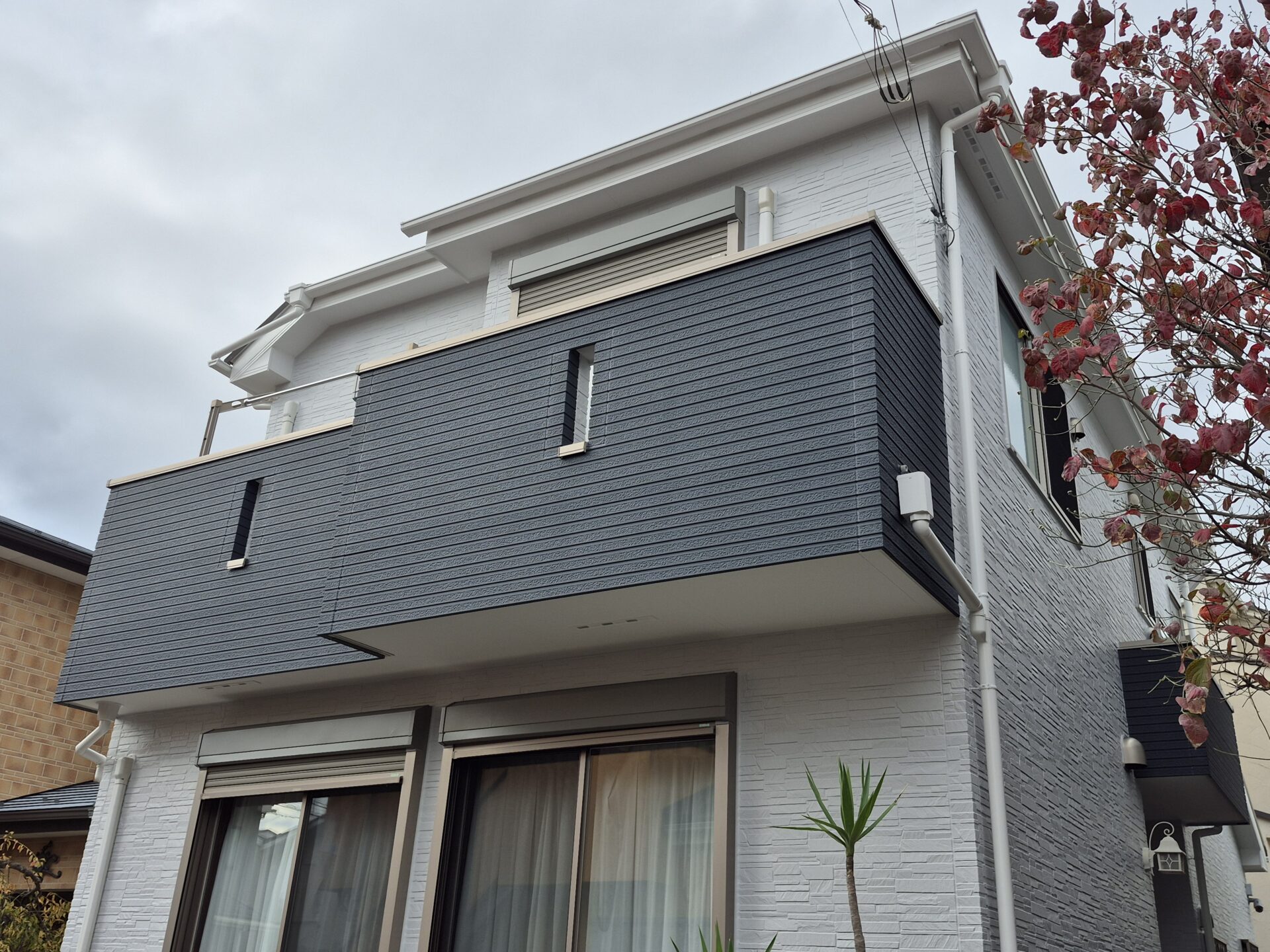 藤沢市辻堂新町Y様邸。ナノコンポジットWにて外壁塗装しましてバルコニー外壁は張り替えで新築さながらの仕上がりになりました。