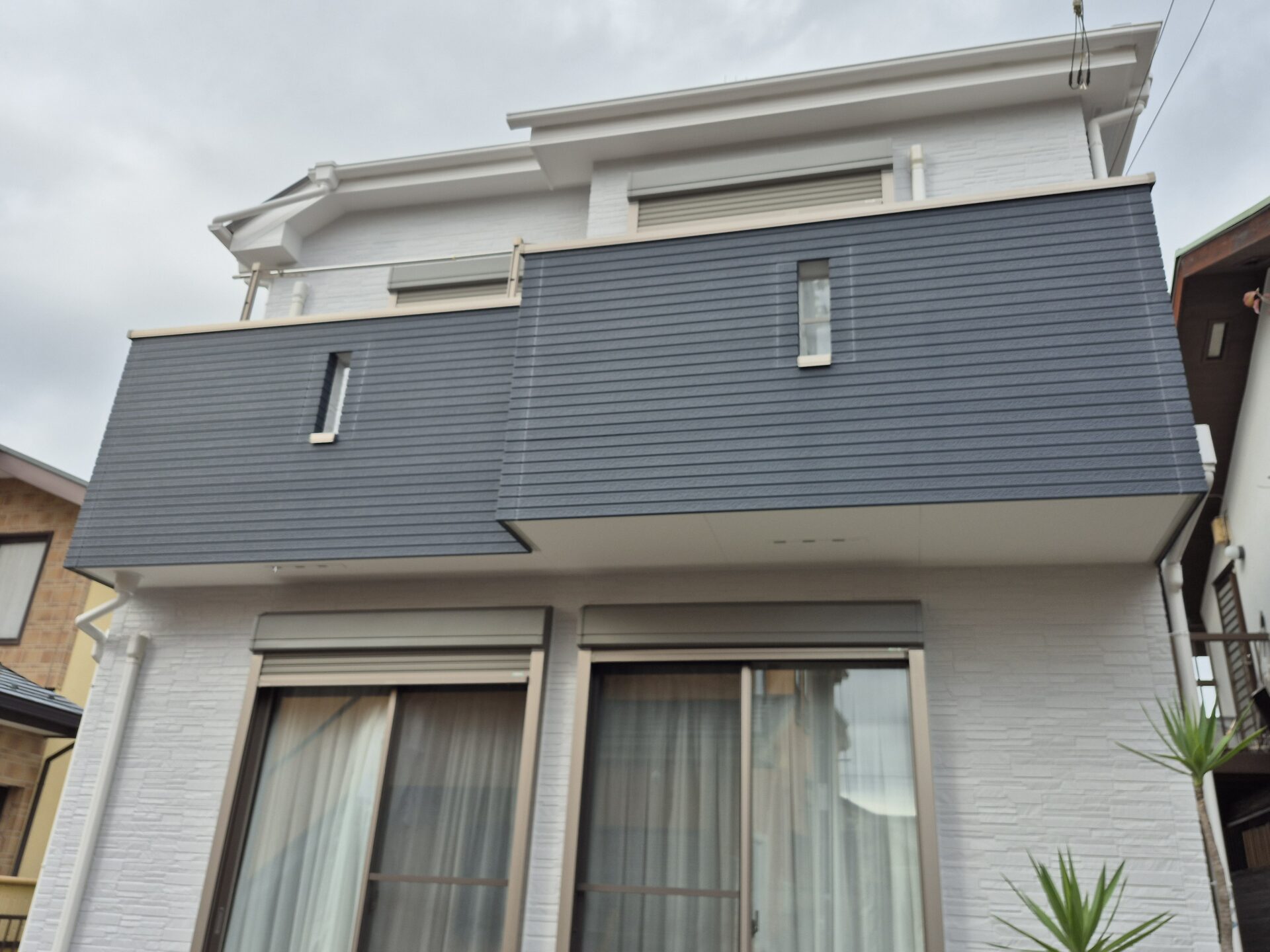 藤沢市辻堂新町Y様邸。ナノコンポジットWにて外壁塗装しましてバルコニー外壁は張り替えで新築さながらの仕上がりになりました。