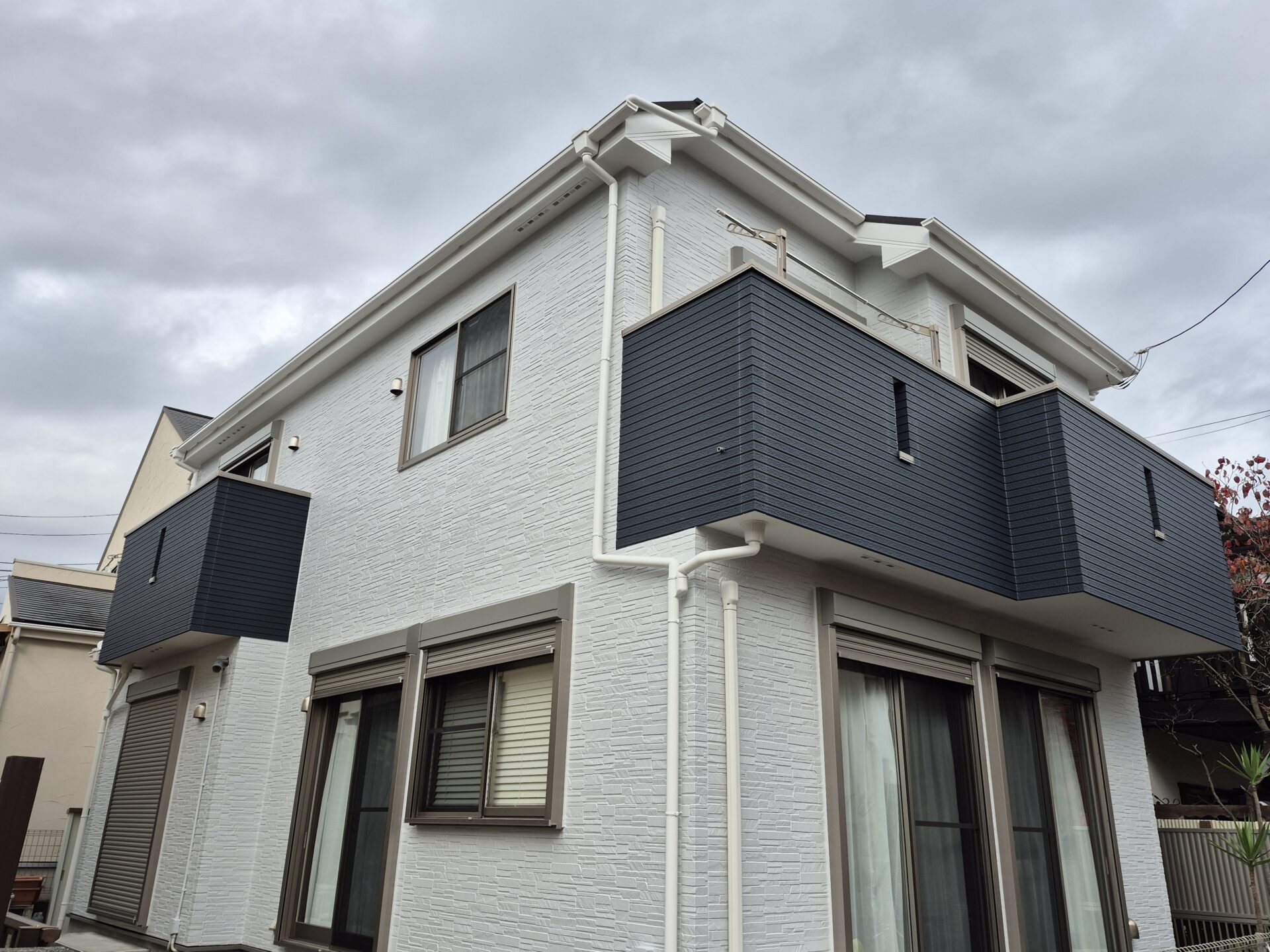 藤沢市辻堂新町Y様邸。ナノコンポジットWにて外壁塗装しましてバルコニー外壁は張り替えで新築さながらの仕上がりになりました。