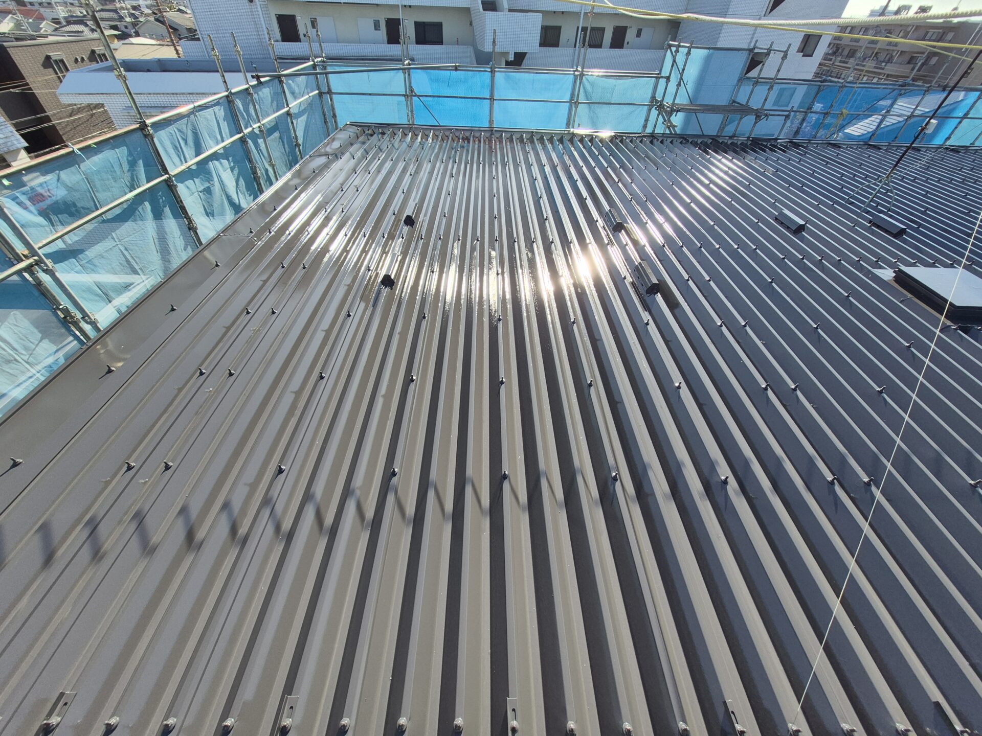 藤沢市長後にて折半屋根の上塗り日和ではかどりました。