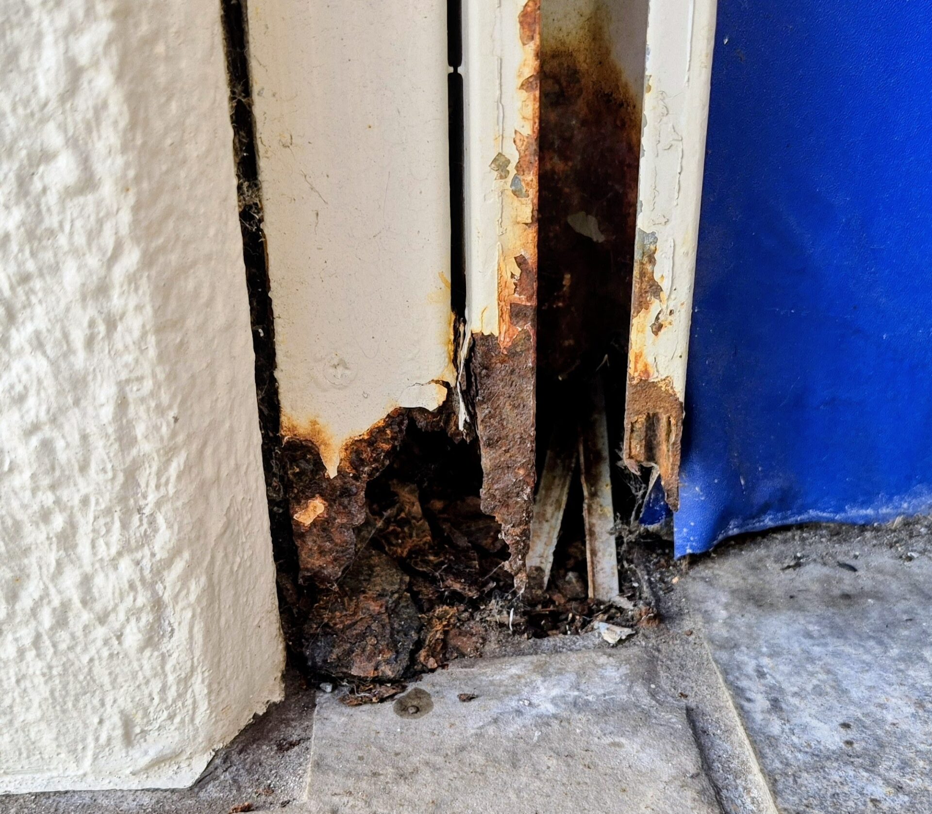 サビて朽ちてるシャッターレールの復元作業。リペア屋さんではないので及第点といたしましょう。