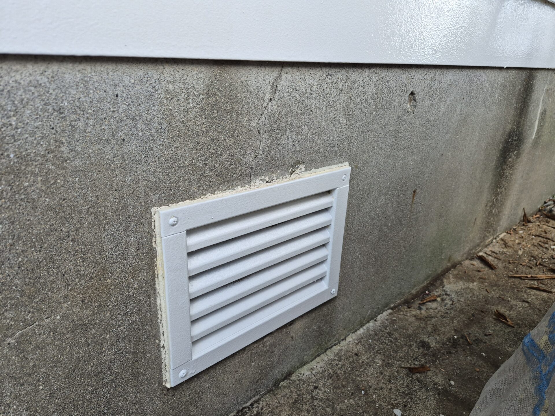 本日は鉄部のさび止め。２液型エポキシさび止めをたっぷりと塗りました。