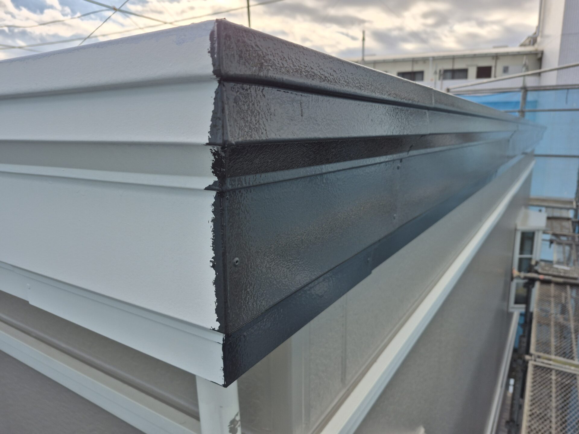 本日は昨日の続きで鉄部の上塗り１回目になります。寒い日は塗れる時間に制限があるので要注意です。