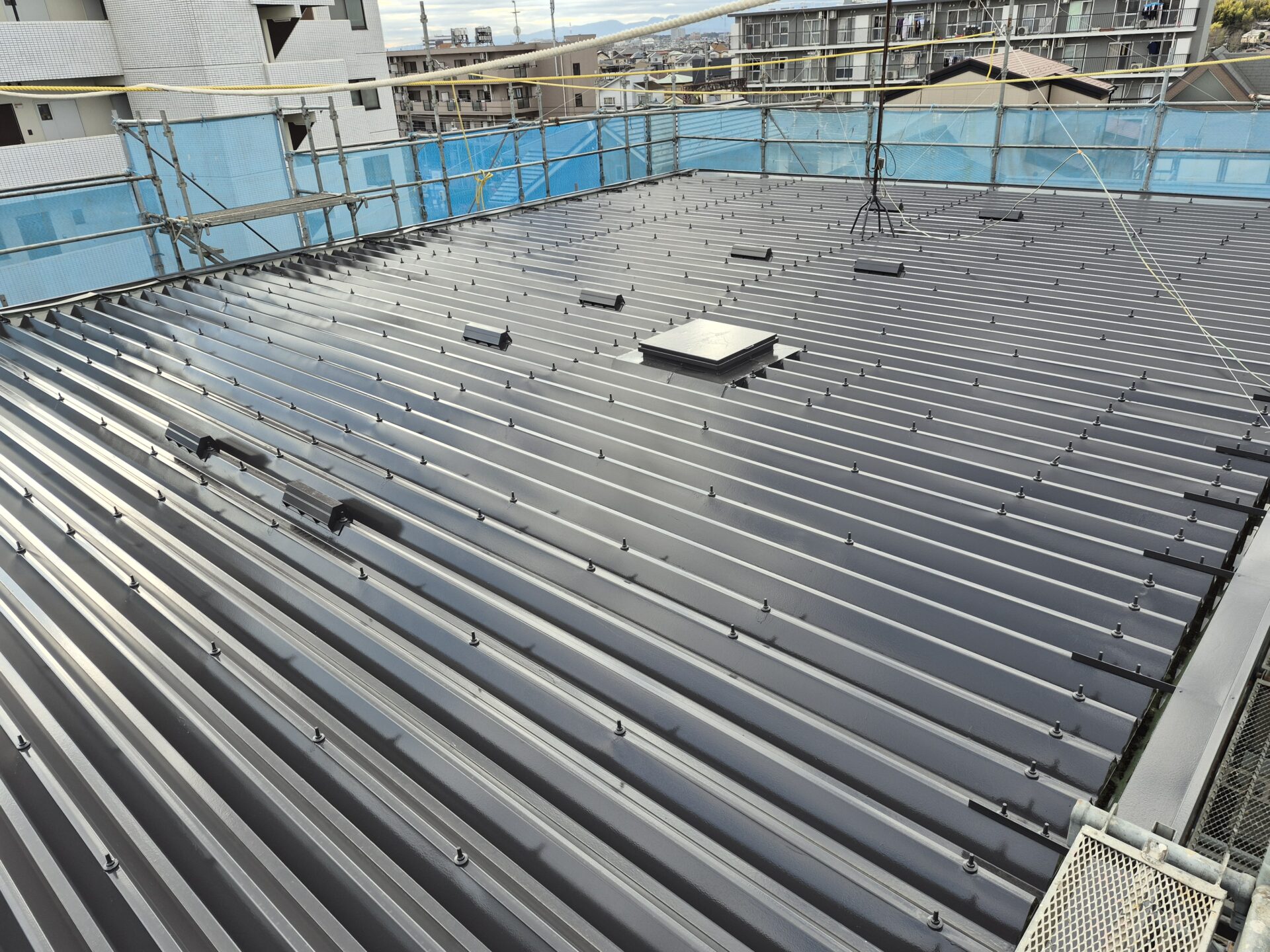 藤沢市長後3階建てハイツの外壁塗装、屋根塗装が本日足場解体とバルコニー防水を残しまして完了致しました。