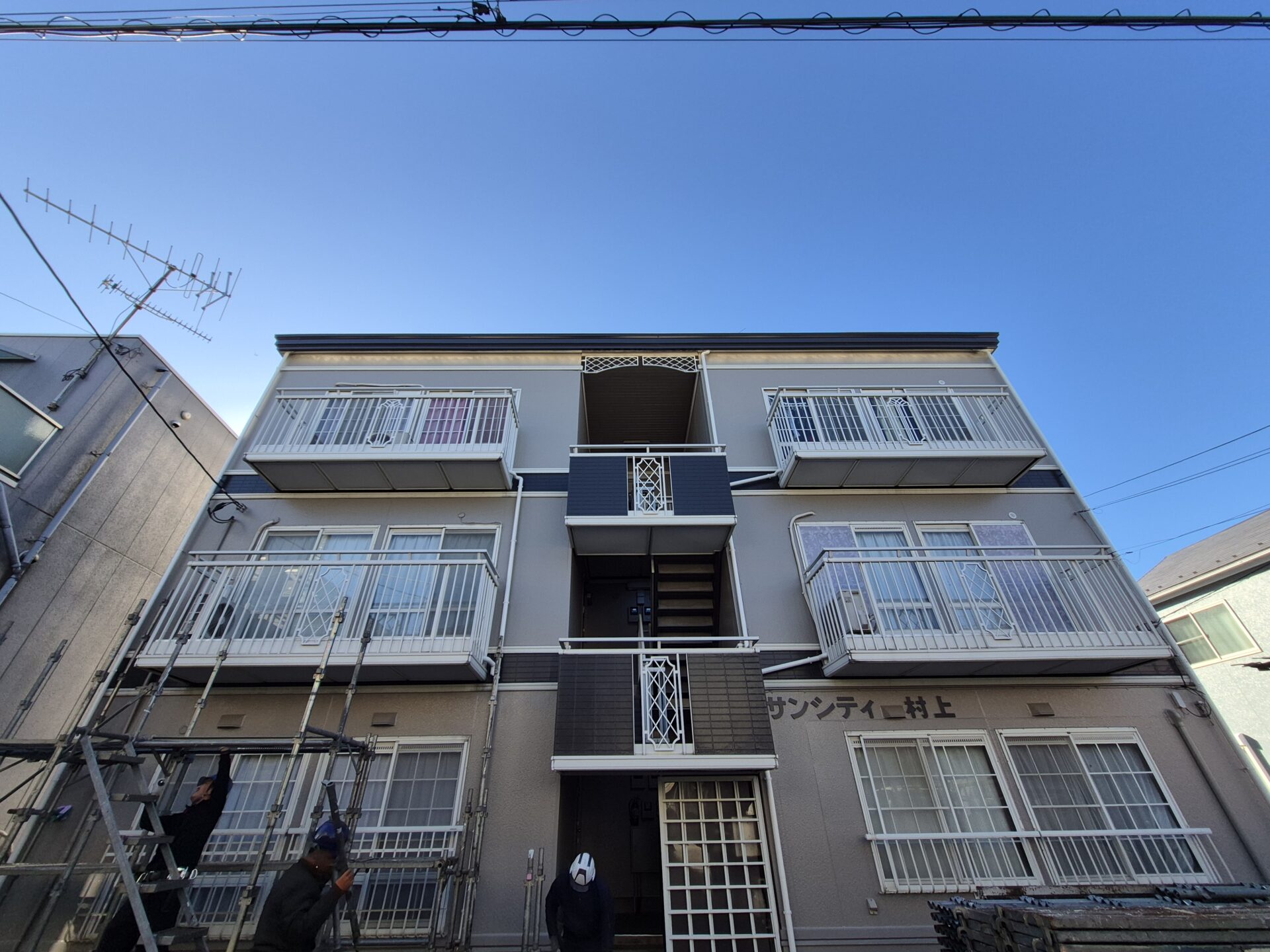 藤沢市長後3階建てハイツの残工事も無事に完了しましてお引き渡しとなります。最後の掃き掃除までキッチリ✨