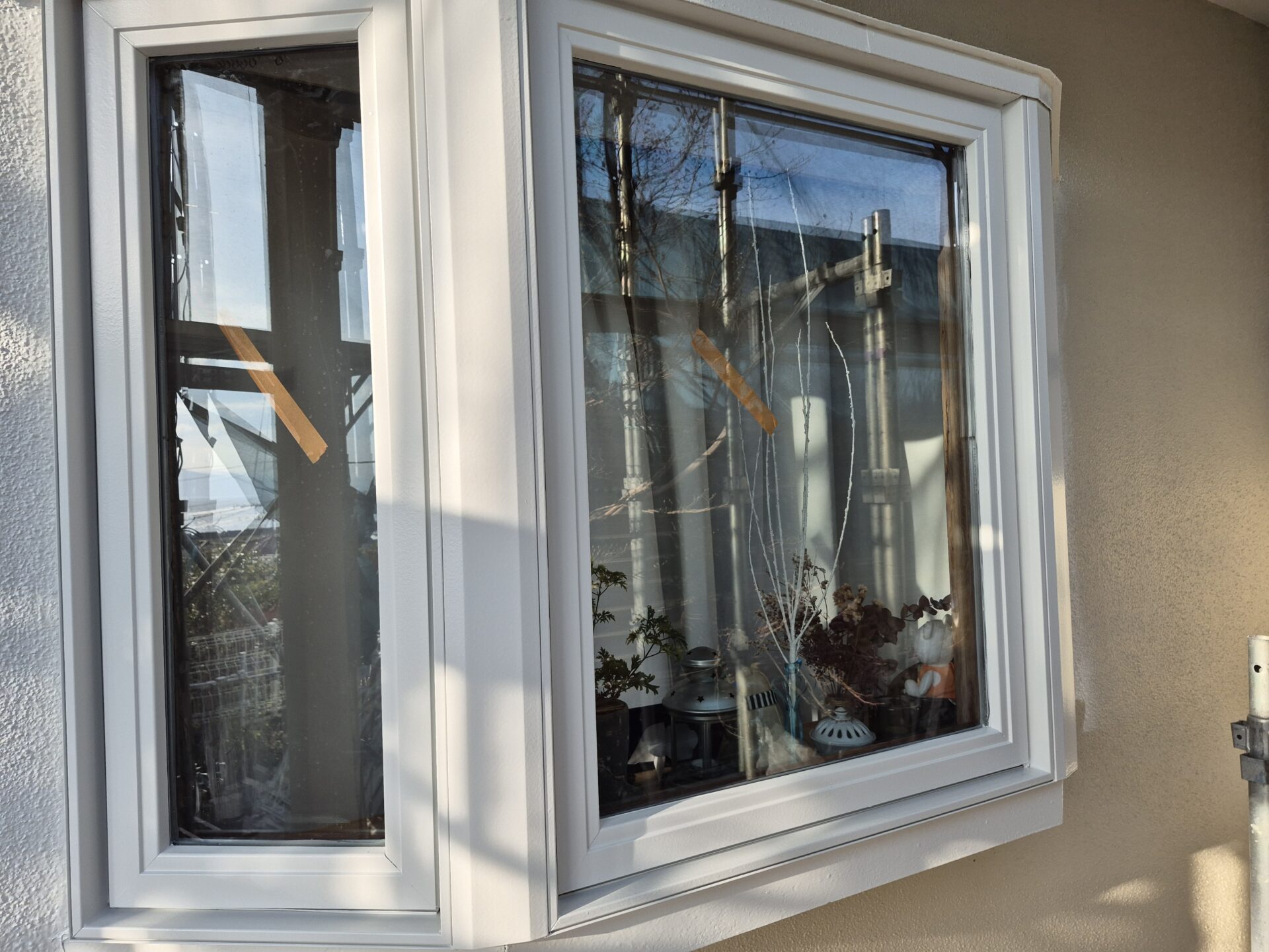 お金では買えない経験を…。小田原市にてサービス工事のサッシ塗装。