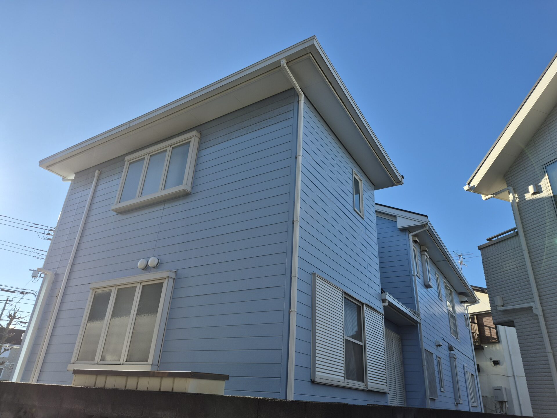 藤沢市湘南台のT様邸の屋根、外壁塗装工事足場解体後のビフォーアフターです。肉厚でガッチリ仕上げました。