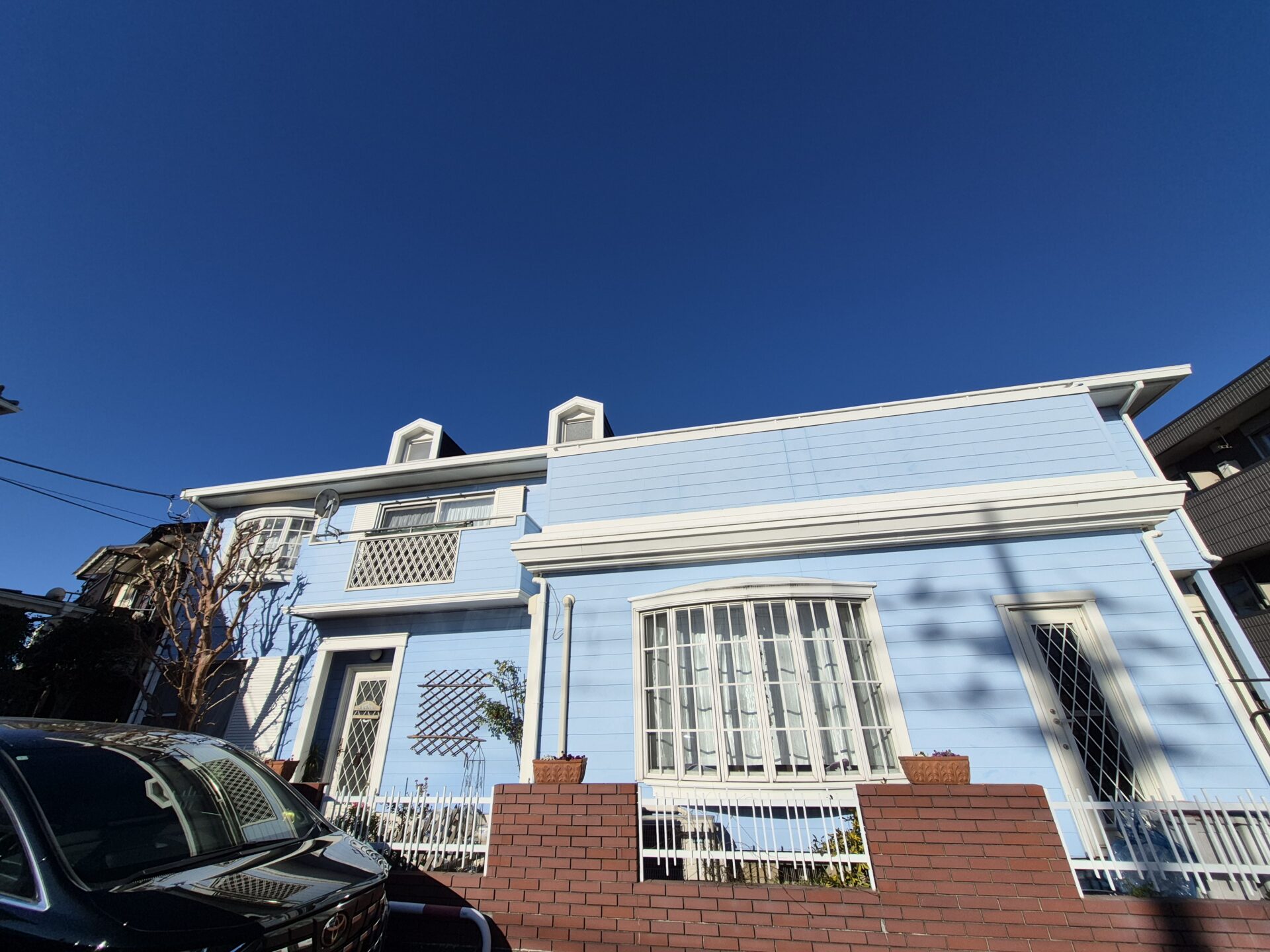 藤沢市湘南台のT様邸の屋根、外壁塗装工事足場解体後のビフォーアフターです。肉厚でガッチリ仕上げました。