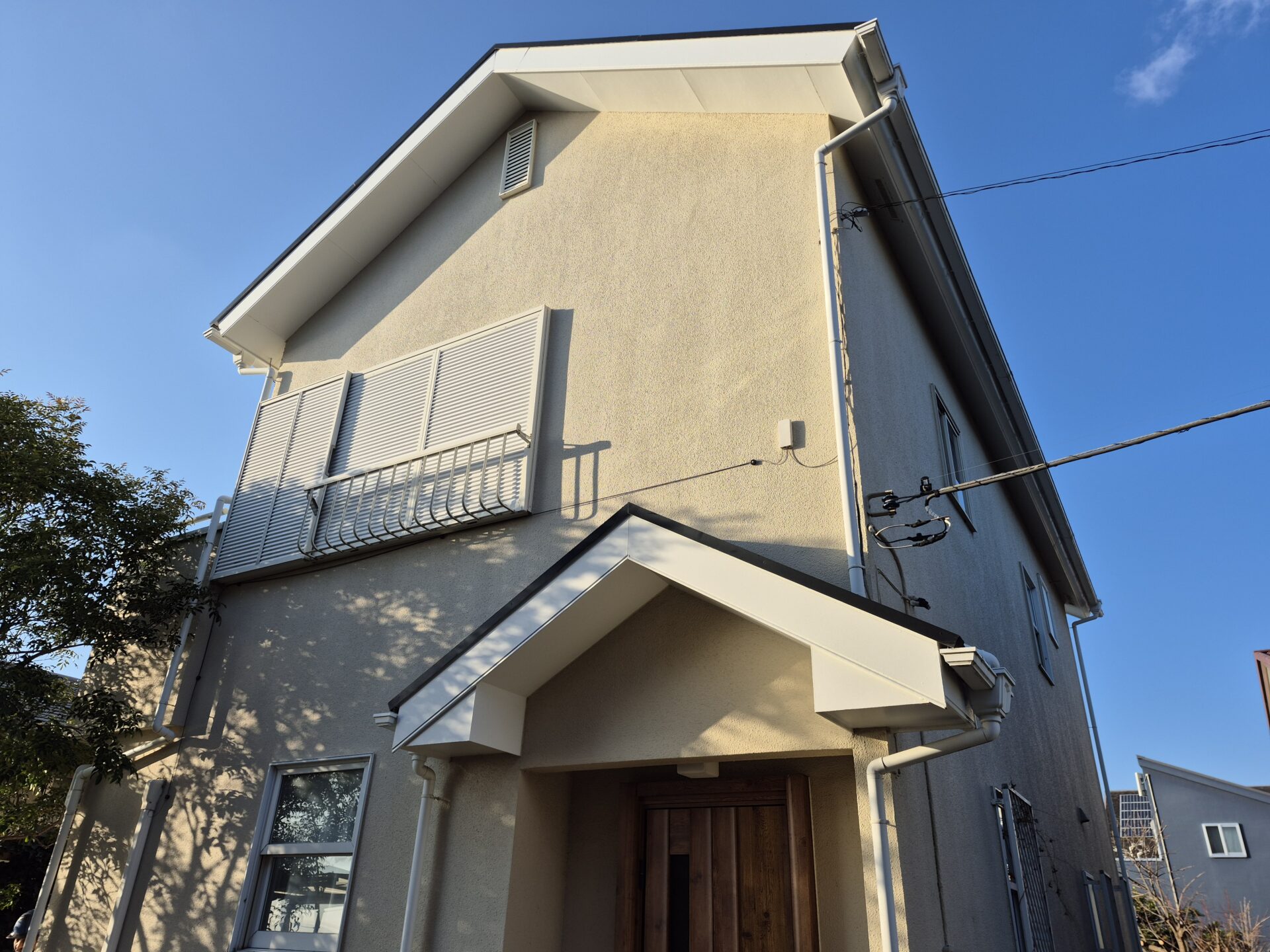 小田原市にて日本ペイントのグランセラトップ。今回で3度目の外壁塗装、M様邸の様子です。