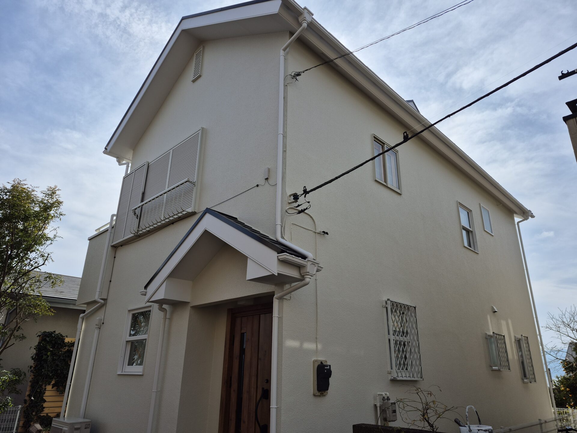 小田原市にて日本ペイントのグランセラトップ。今回で3度目の外壁塗装、M様邸の様子です。