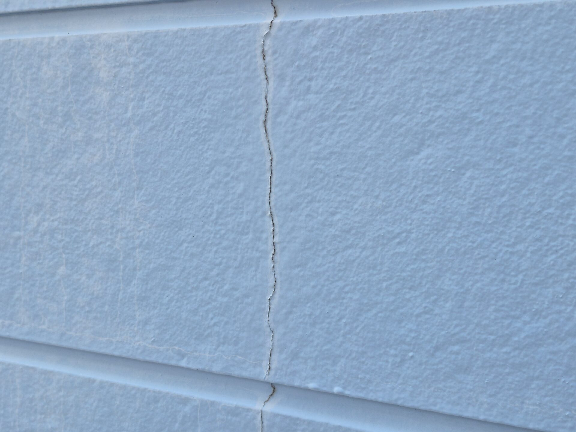 藤沢市湘南台にてT様邸の外壁塗装も足場解体を残しまして無事に完了しました。工事中に今回の肝となる外壁クラック補修の様子になります。