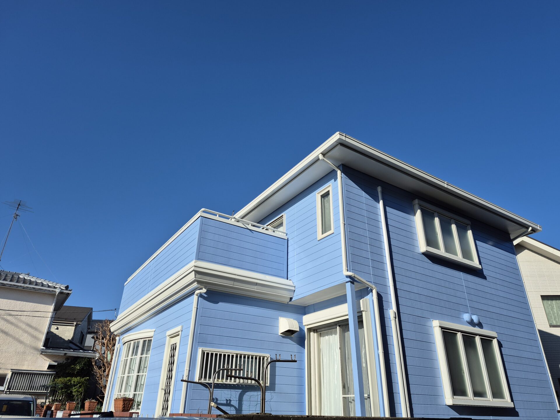 藤沢市湘南台のT様邸の屋根、外壁塗装工事足場解体後のビフォーアフターです。肉厚でガッチリ仕上げました。